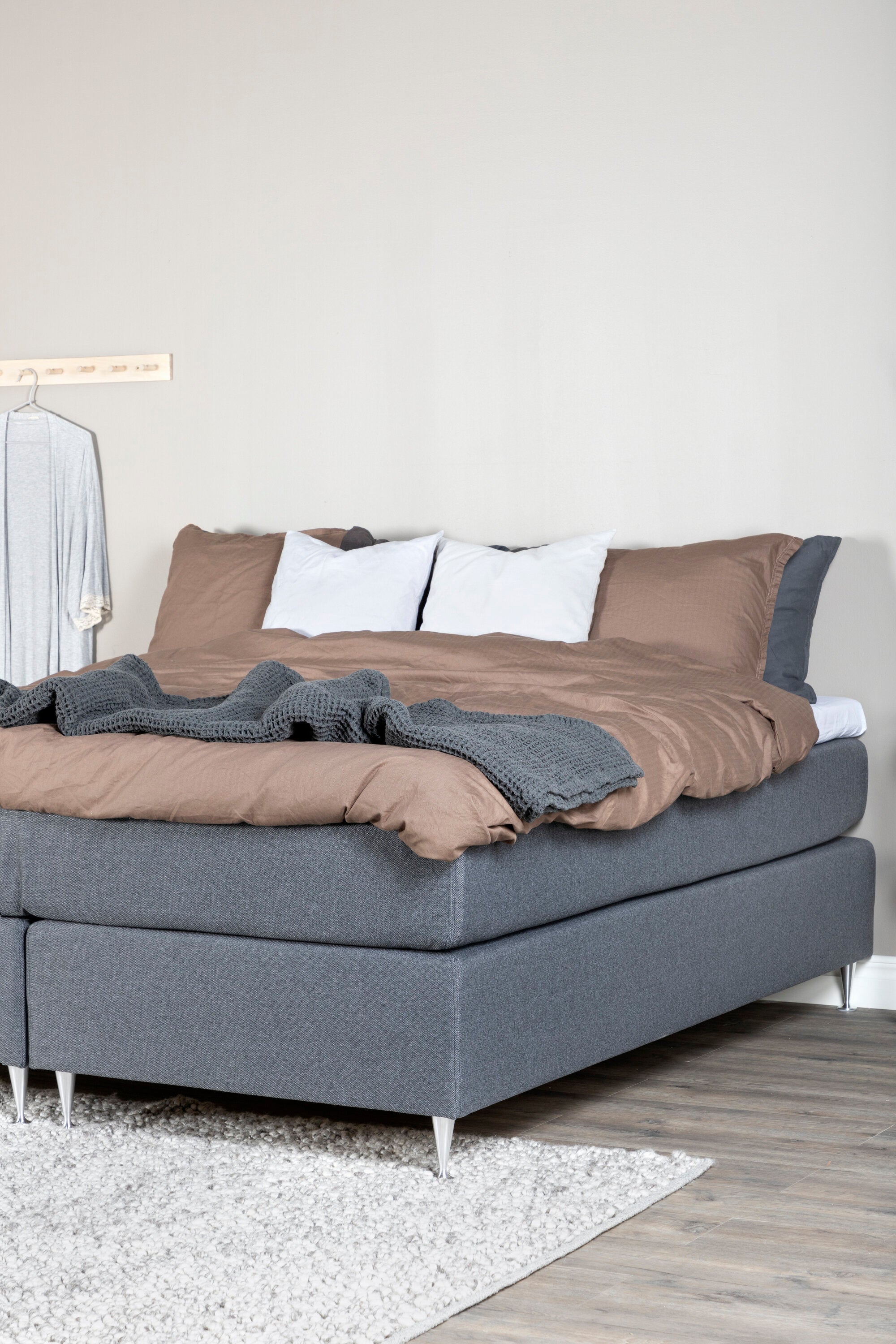 Älvdalen Bett in Dunkelgrau präsentiert im Onlineshop von KAQTU Design AG. Bett ist von Venture Home