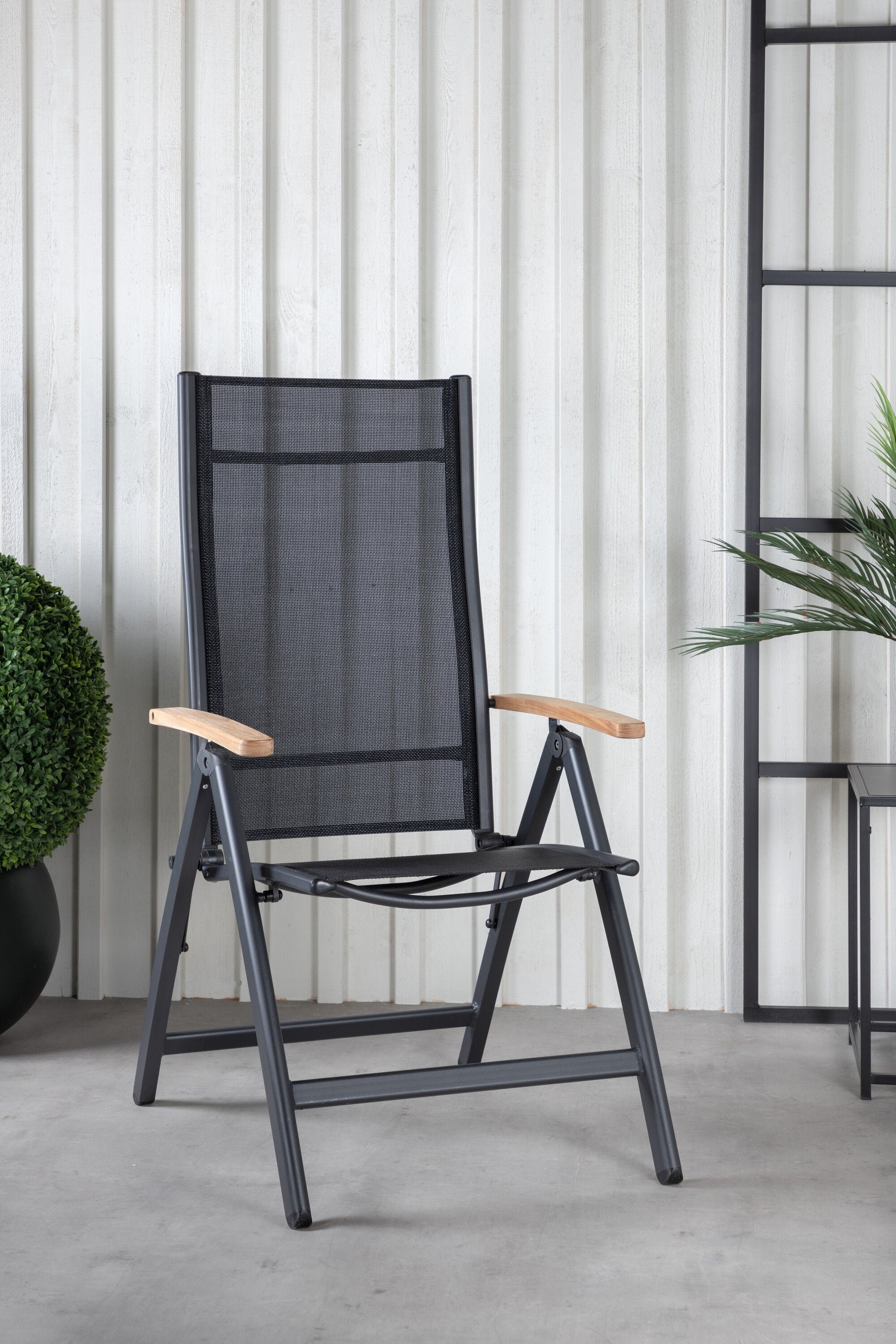 Panama Gartenstuhl Light in Schwarz präsentiert im Onlineshop von KAQTU Design AG. Gartenstuhl mit Armlehnen ist von Venture Home