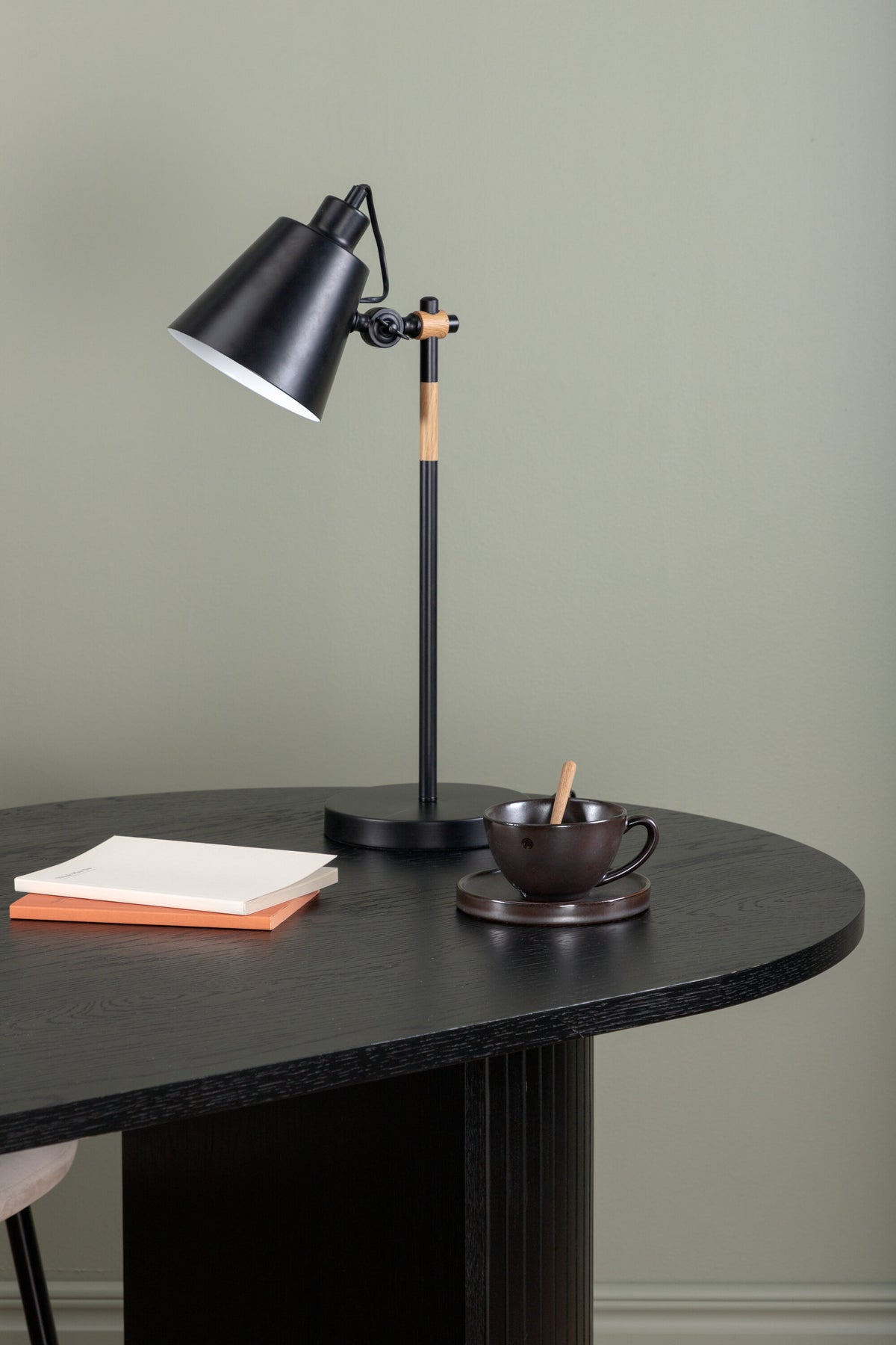 Scott Lighting in Schwarz präsentiert im Onlineshop von KAQTU Design AG. Tischleuchte ist von Venture Home