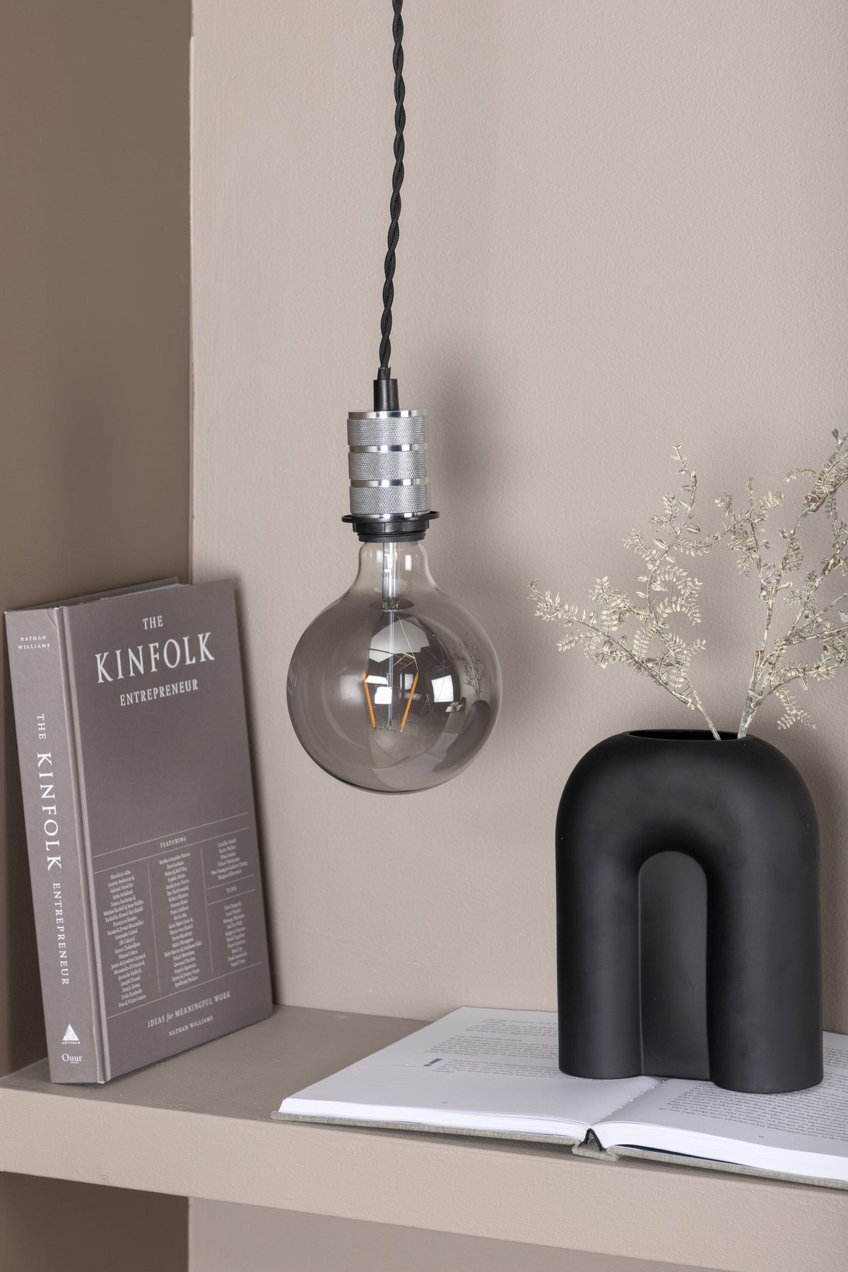 Line Pendelleuchte in Silber präsentiert im Onlineshop von KAQTU Design AG. Pendelleuchte ist von Venture Home