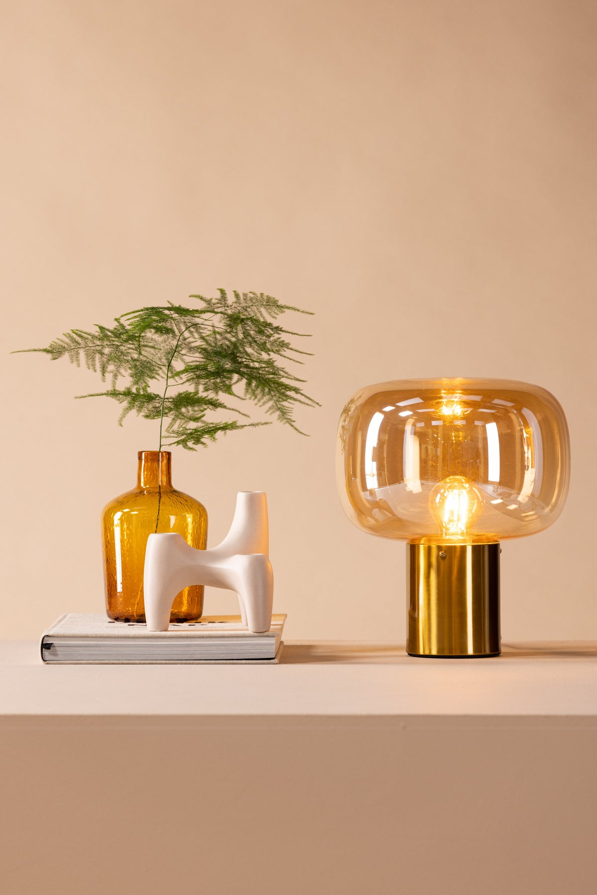 Rhone Tischleuchte in Gold präsentiert im Onlineshop von KAQTU Design AG. Tischleuchte ist von Venture Home