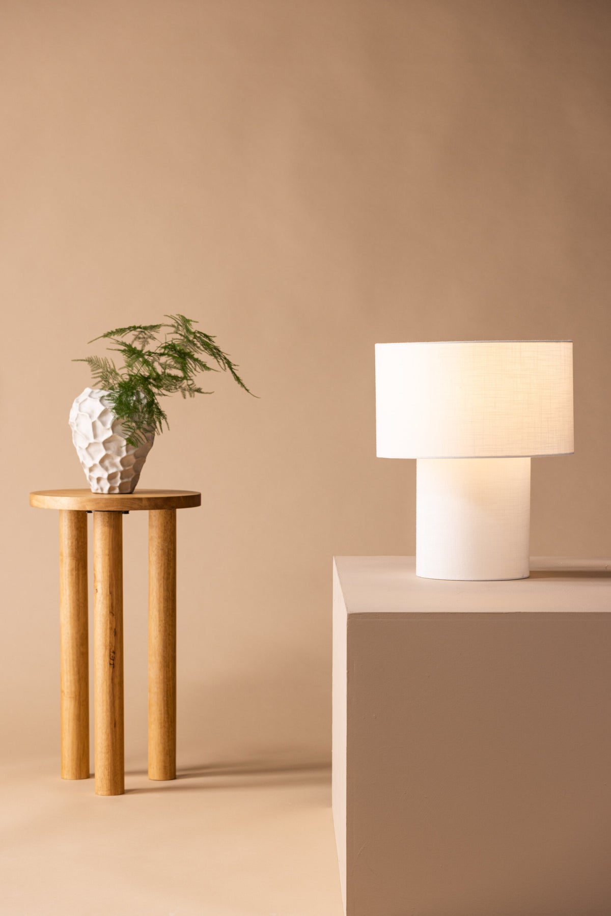 Globia Tischleuchte in Weiß präsentiert im Onlineshop von KAQTU Design AG. Tischleuchte ist von Venture Home