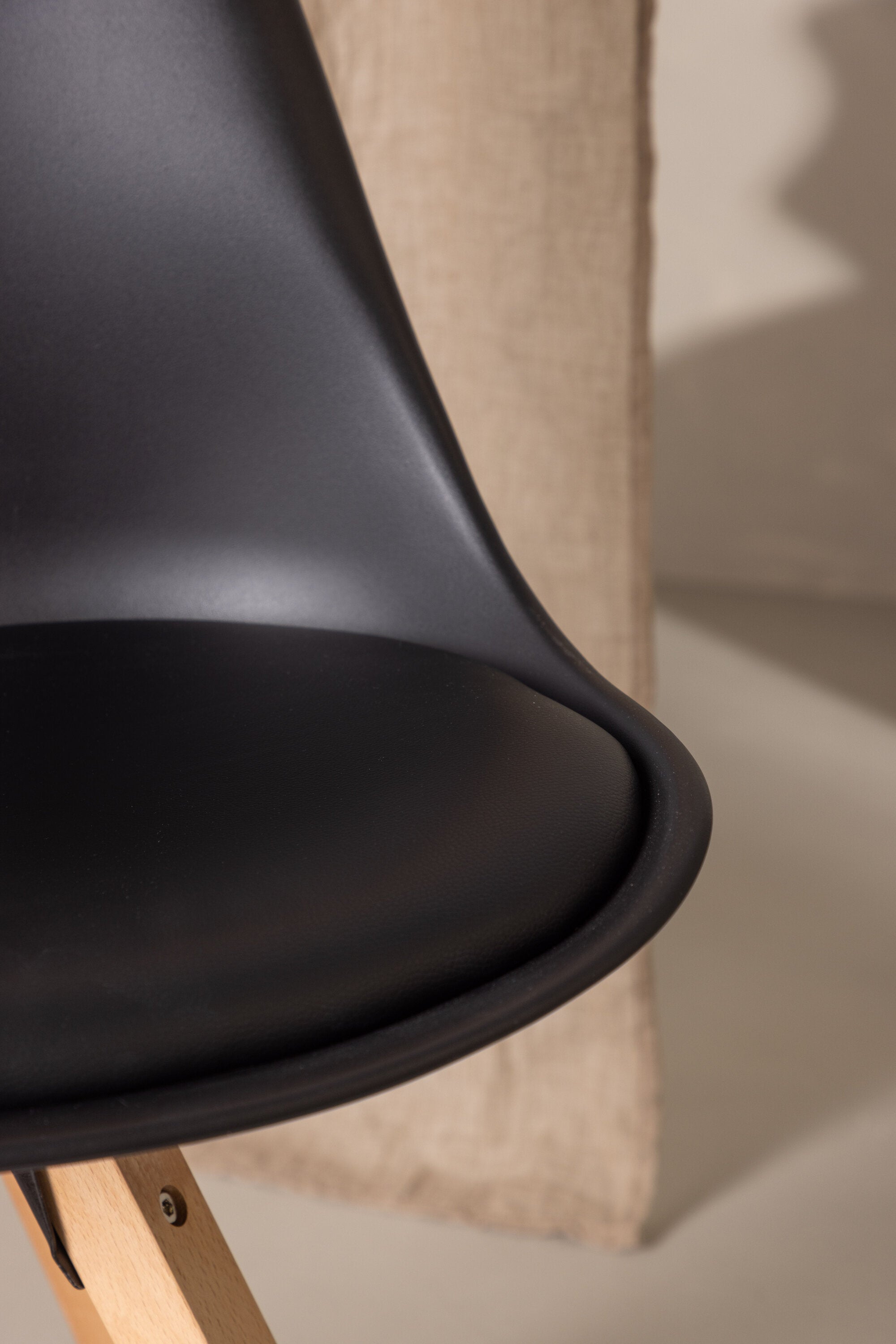 Zeno Stuhl in Schwarz / Natur präsentiert im Onlineshop von KAQTU Design AG. Stuhl ist von Venture Home
