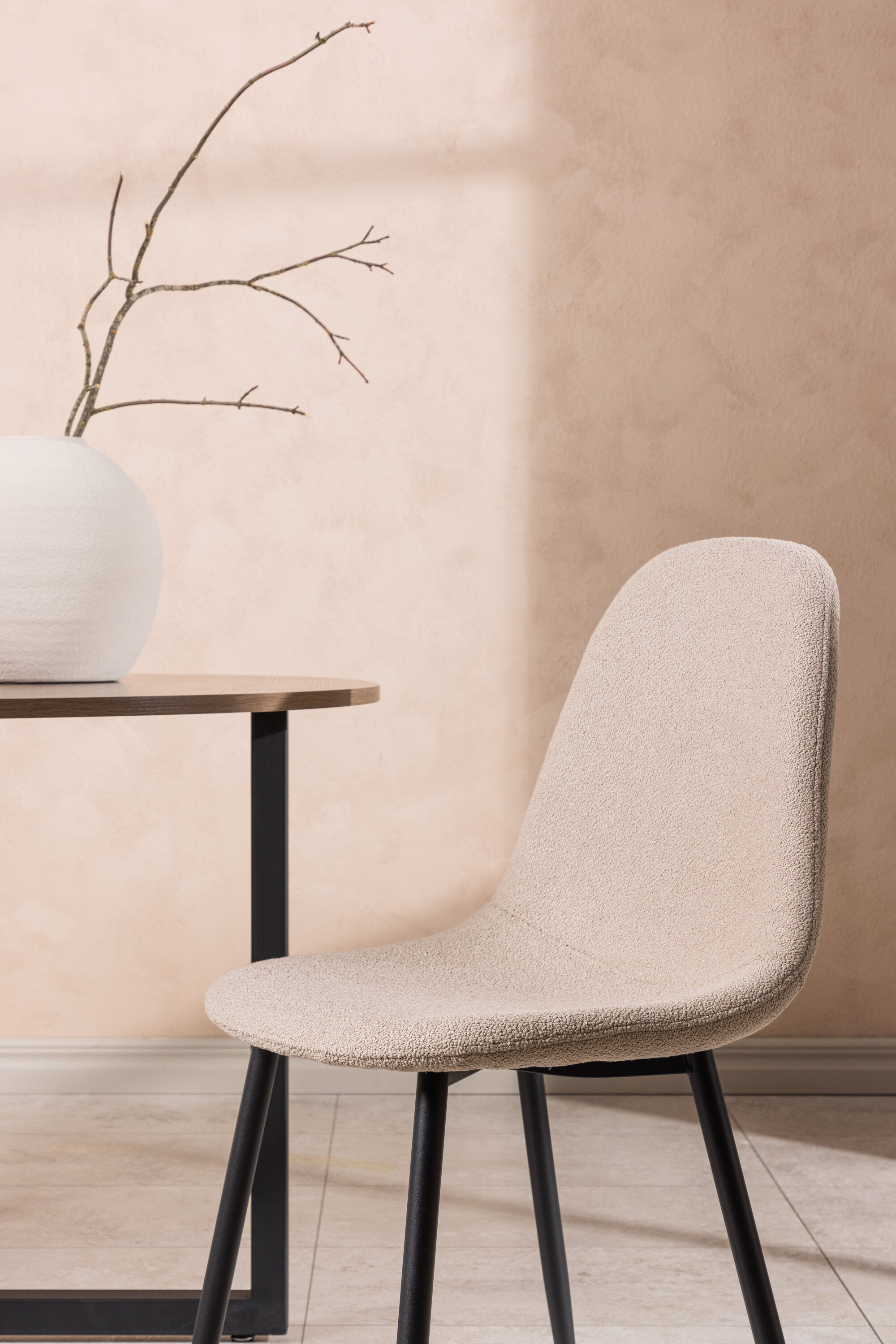 Polar Stuhl in Beige/Schwarz präsentiert im Onlineshop von KAQTU Design AG. Stuhl ist von Venture Home