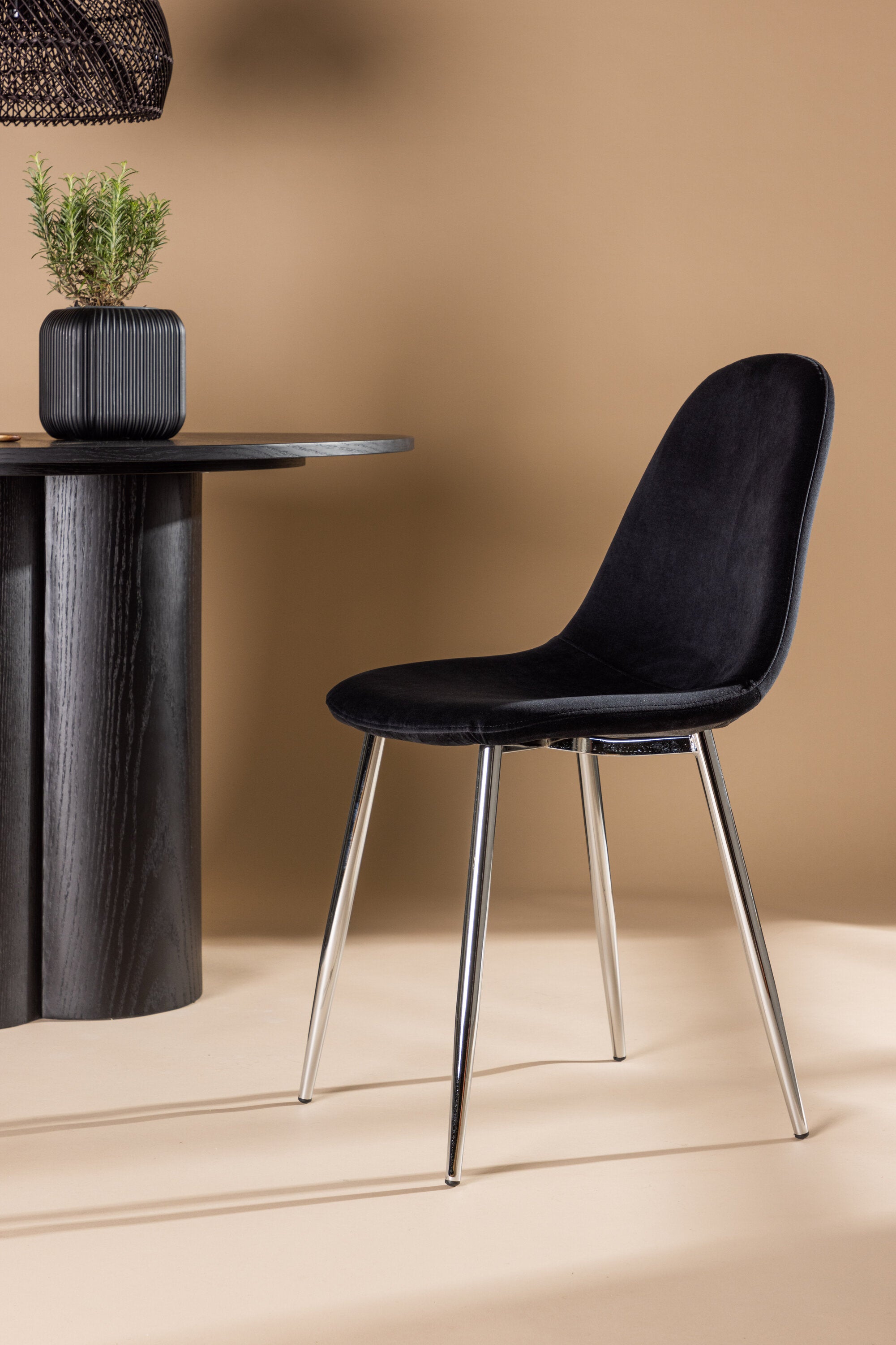 Polar Stuhl in Schwarz/Chrome präsentiert im Onlineshop von KAQTU Design AG. Stuhl ist von Venture Home