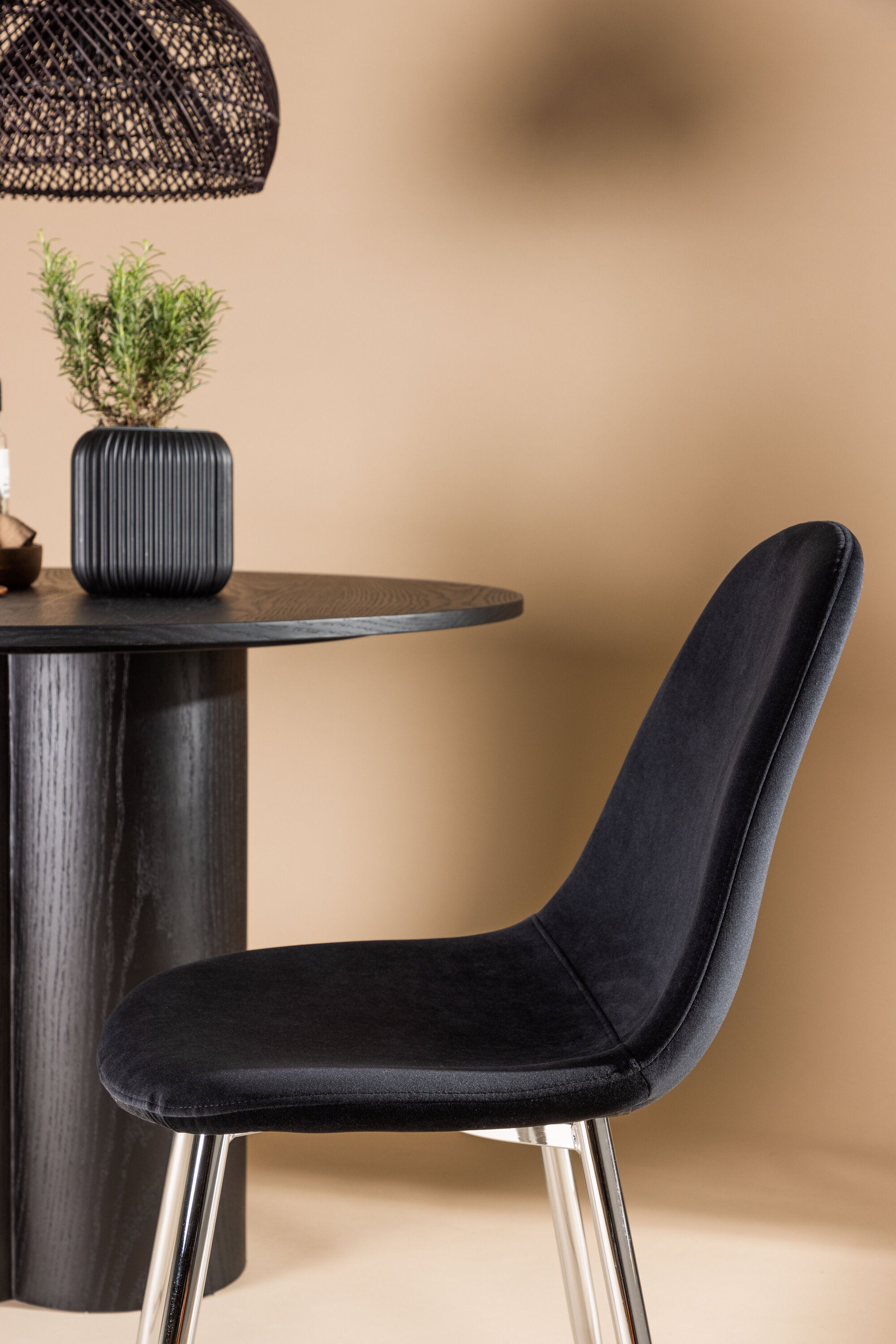 Polar Stuhl in Schwarz/Chrome präsentiert im Onlineshop von KAQTU Design AG. Stuhl ist von Venture Home