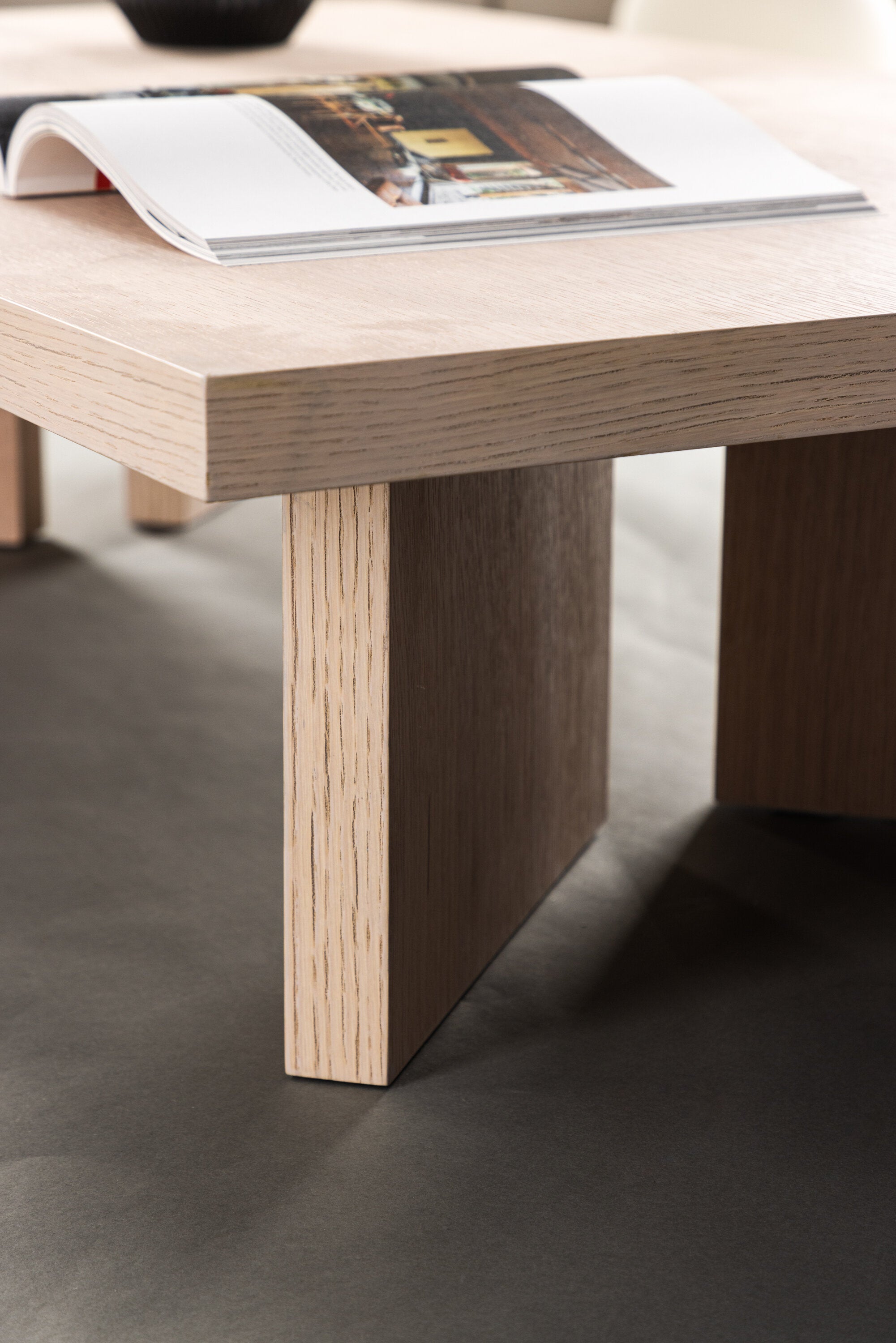 Bassholmen Coffee Tisch in Tünchen präsentiert im Onlineshop von KAQTU Design AG. Beistelltisch ist von Vind