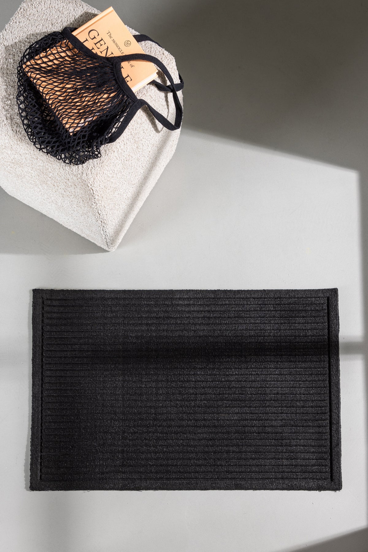 Bosse Teppich in Schwarz präsentiert im Onlineshop von KAQTU Design AG. Türmatte ist von Venture Home