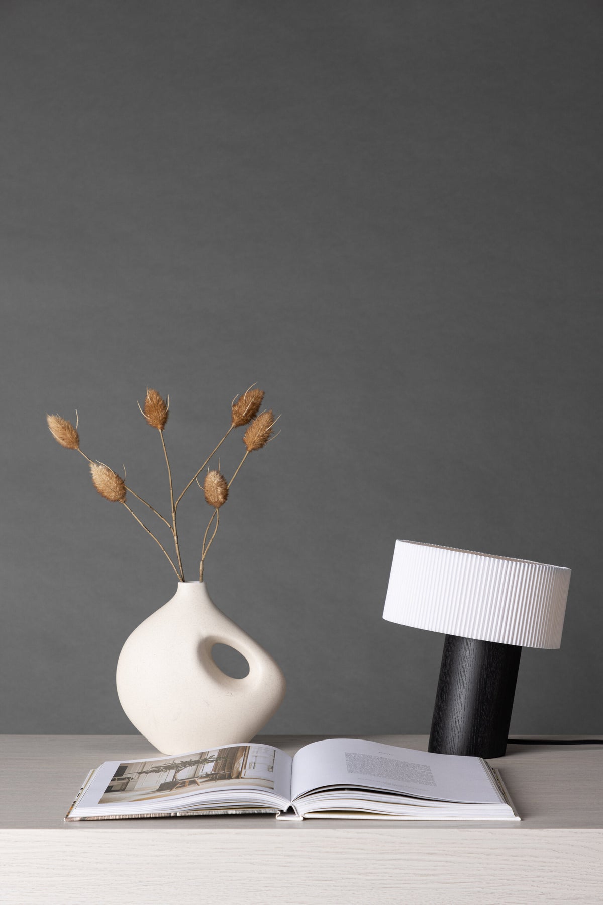 Branäs Tischlampe in Schwarz präsentiert im Onlineshop von KAQTU Design AG. Tischleuchte ist von Venture Home