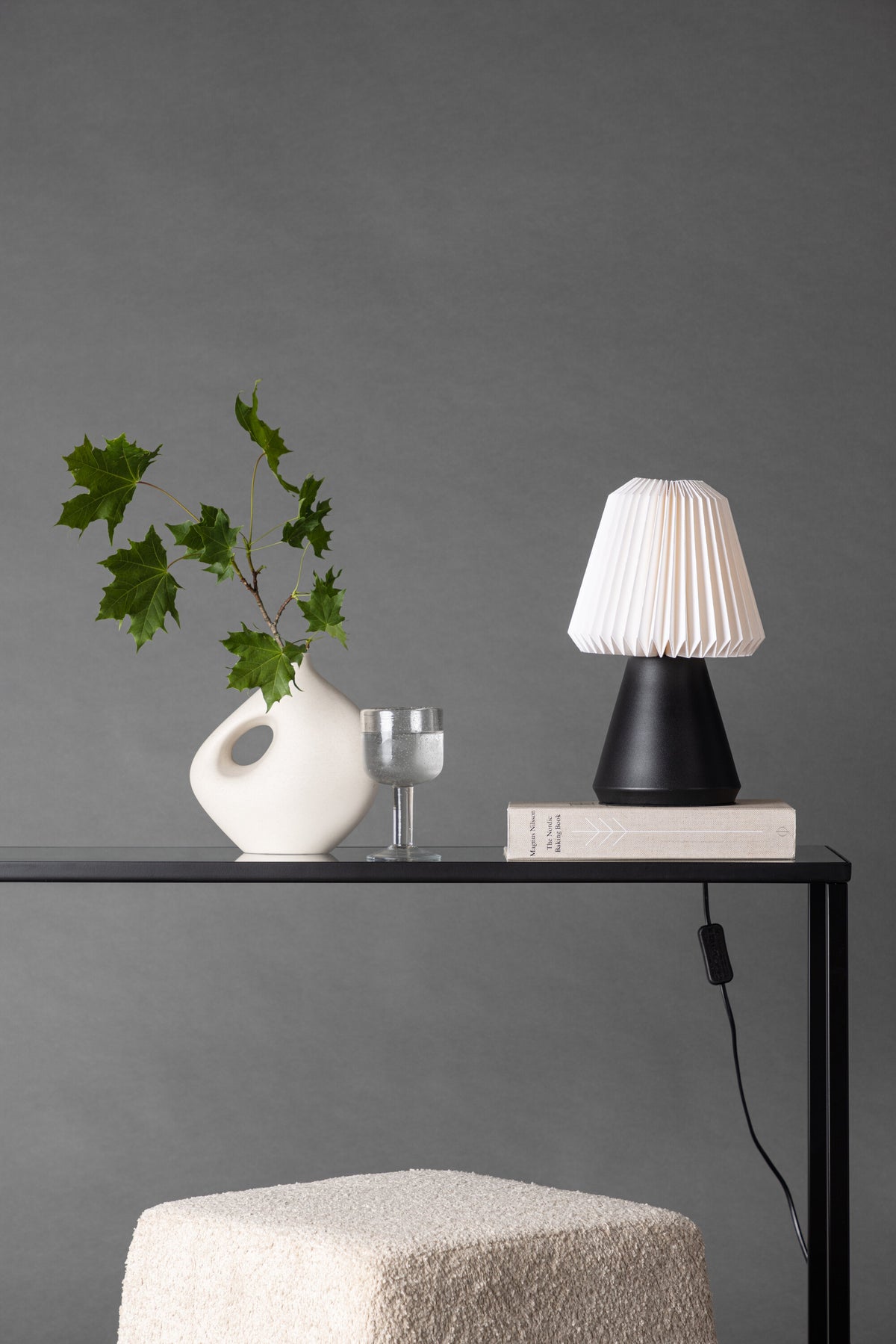 Fjällen Tischlampe in Schwarz präsentiert im Onlineshop von KAQTU Design AG. Tischleuchte ist von Venture Home