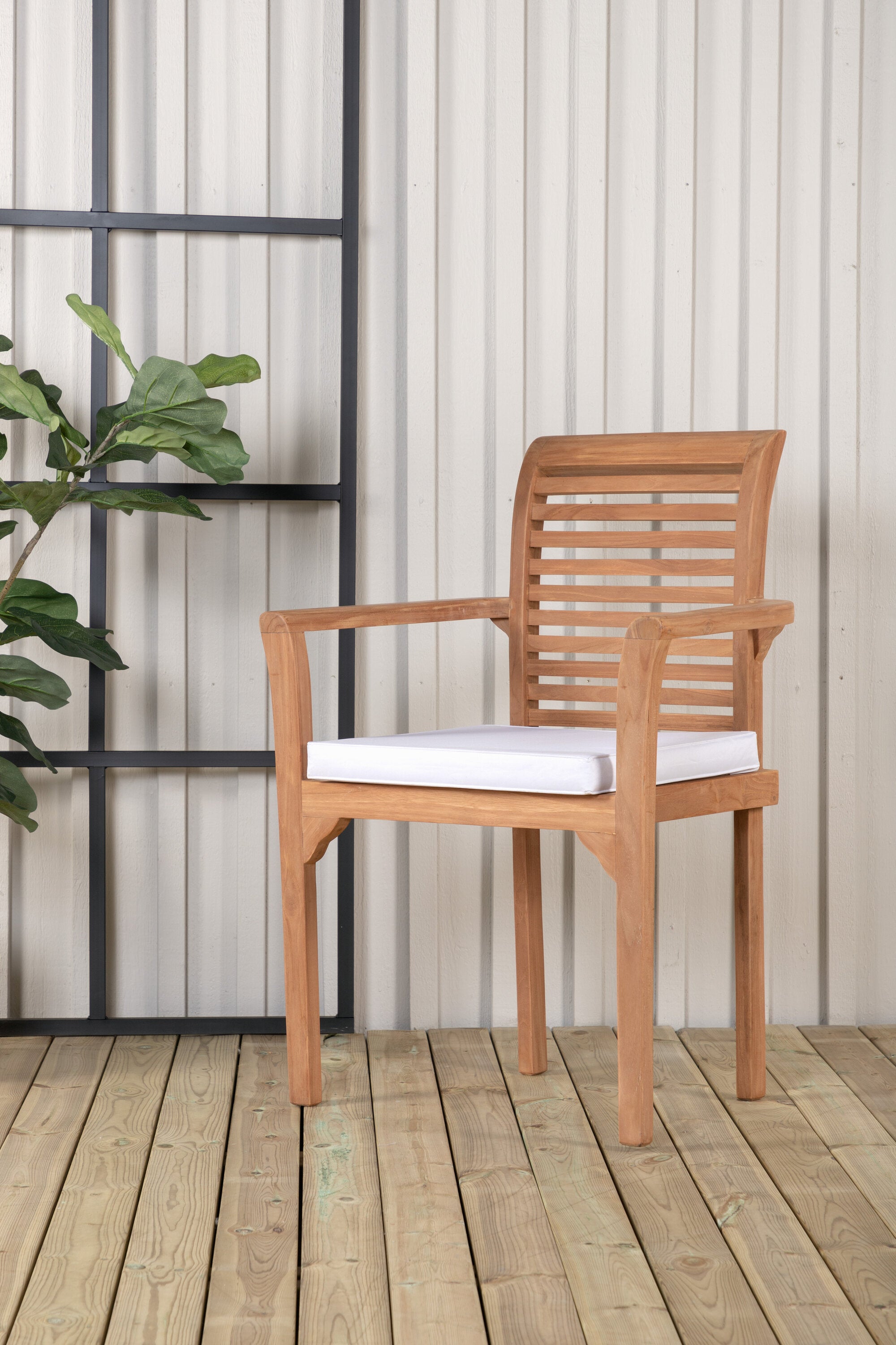 Kenya Stuhl in Gold präsentiert im Onlineshop von KAQTU Design AG. Gartenstuhl mit Armlehnen ist von Venture Home