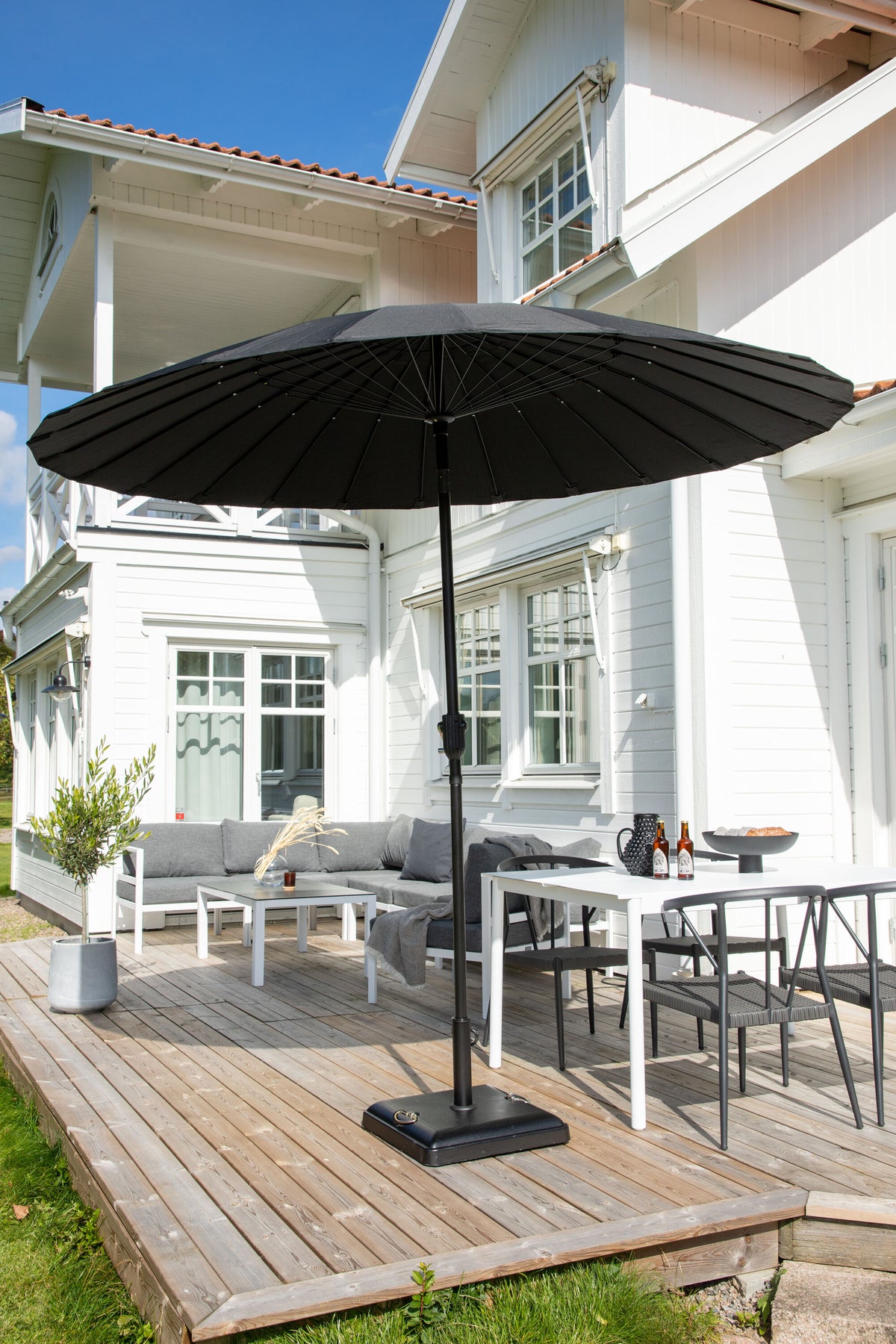 Palmetto Sonnenschirm in Schwarz präsentiert im Onlineshop von KAQTU Design AG. Sonnenschirm ist von Venture Home