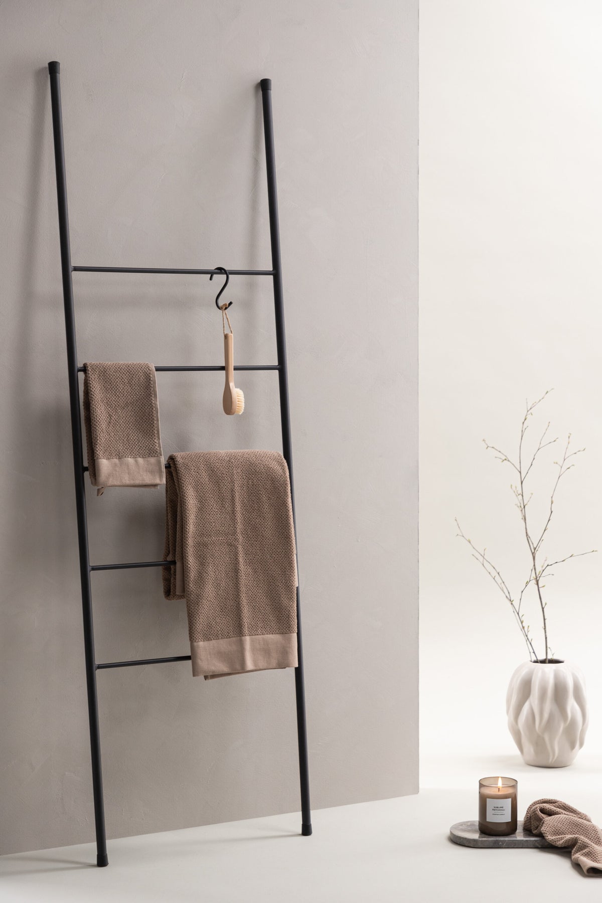 Drammen Kleiderbügel in Schwarz präsentiert im Onlineshop von KAQTU Design AG. Kleiderständer ist von Vind