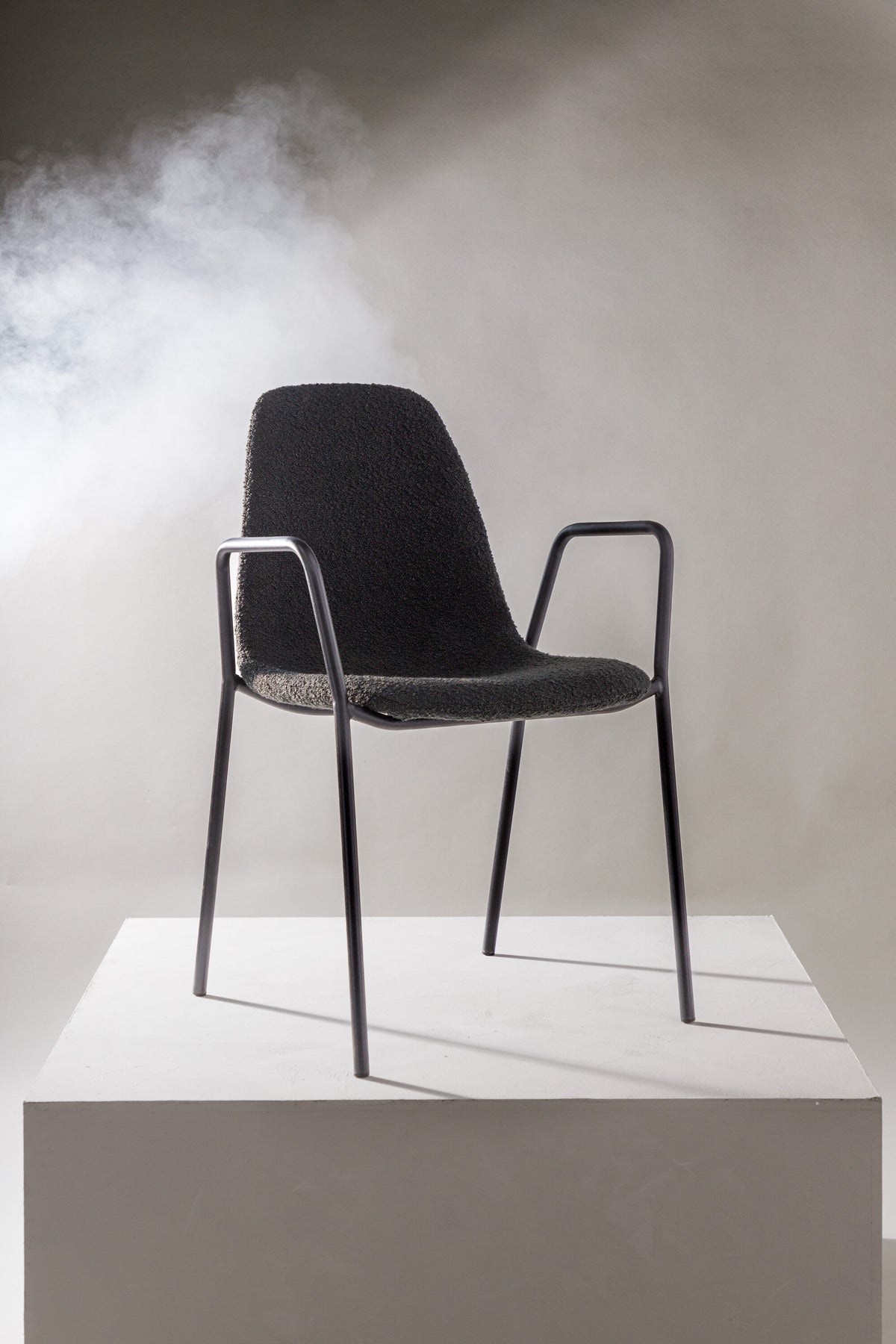 Klädesholmen Stuhl in Schwarz präsentiert im Onlineshop von KAQTU Design AG. Stuhl mit Armlehnen ist von Vind