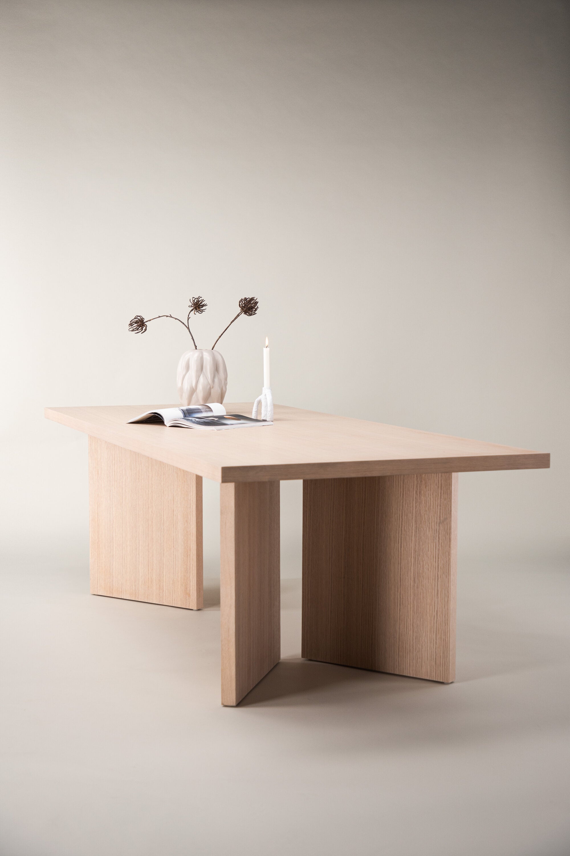 Bassholmen Tisch in Tünchen präsentiert im Onlineshop von KAQTU Design AG. Esstisch ist von Vind