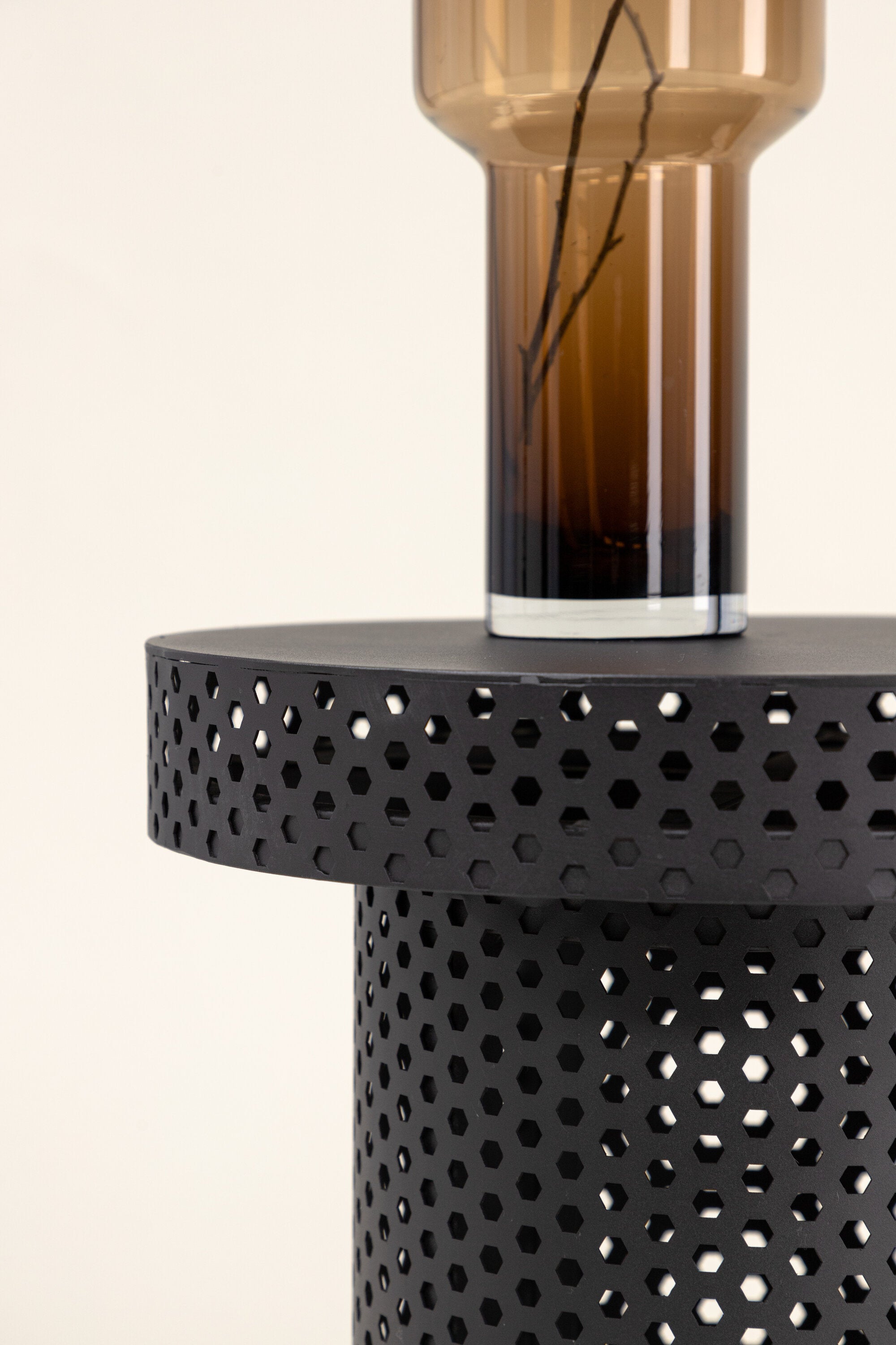 Bearsden x Josefin Lustig Beistelltisch in Schwarz präsentiert im Onlineshop von KAQTU Design AG. Beistelltisch ist von Vind