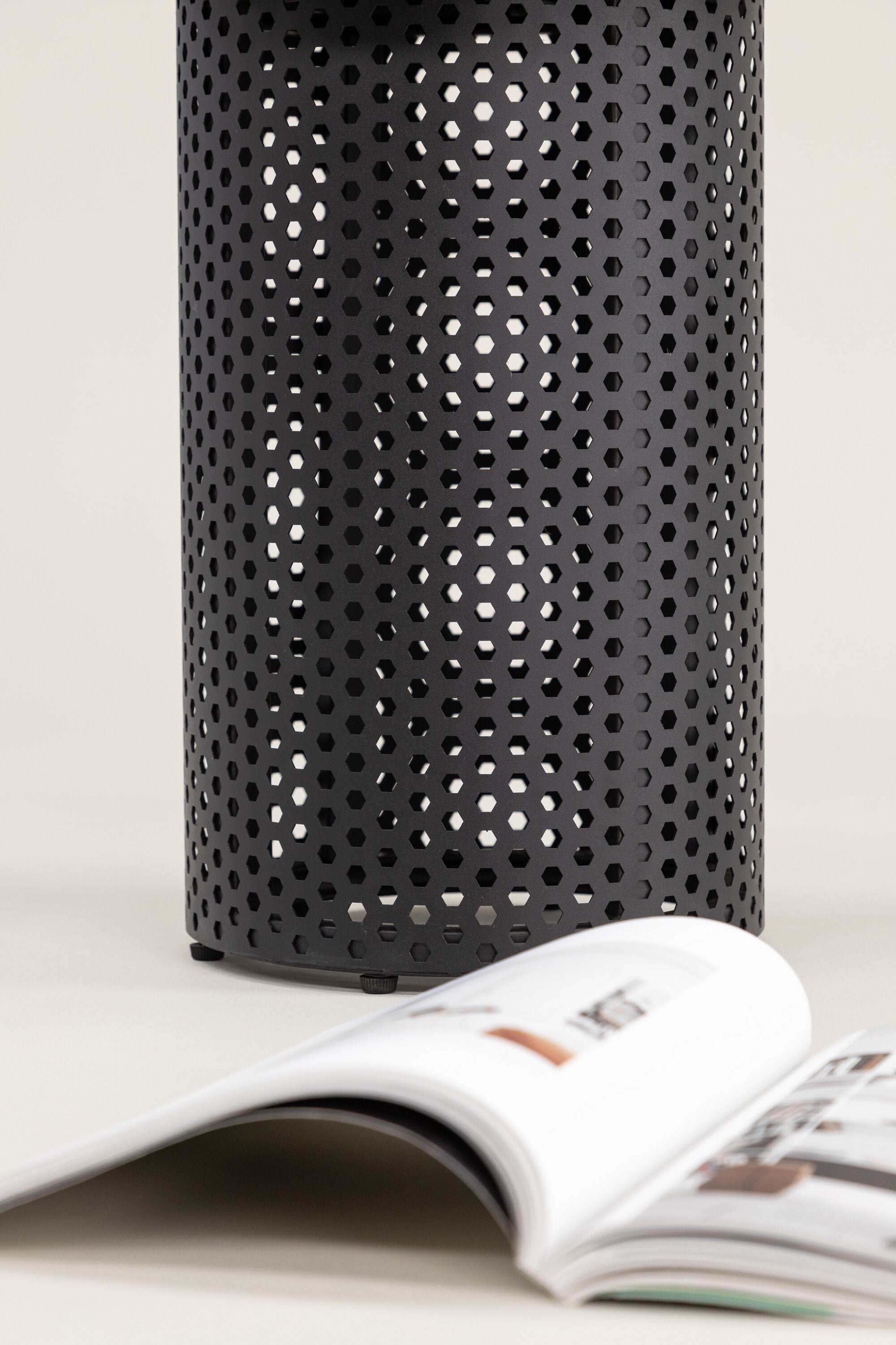 Bearsden x Josefin Lustig Beistelltisch in Schwarz präsentiert im Onlineshop von KAQTU Design AG. Beistelltisch ist von Vind