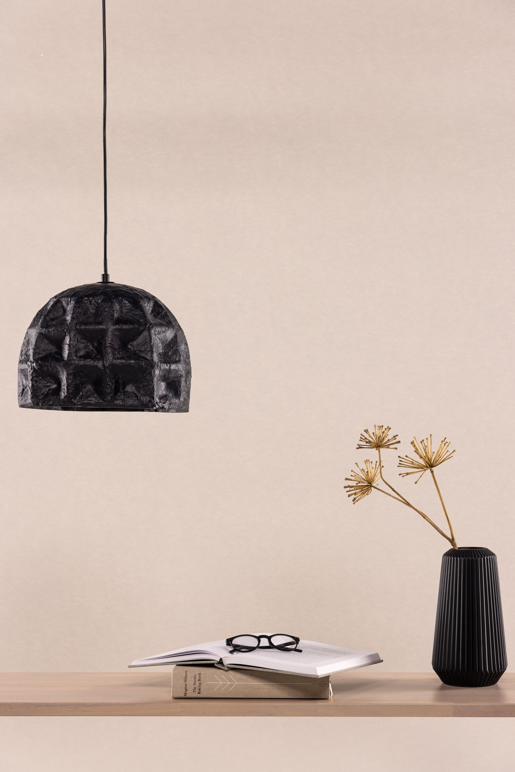 Hogstorp Pendelleuchte in Schwarz präsentiert im Onlineshop von KAQTU Design AG. Pendelleuchte ist von Vind