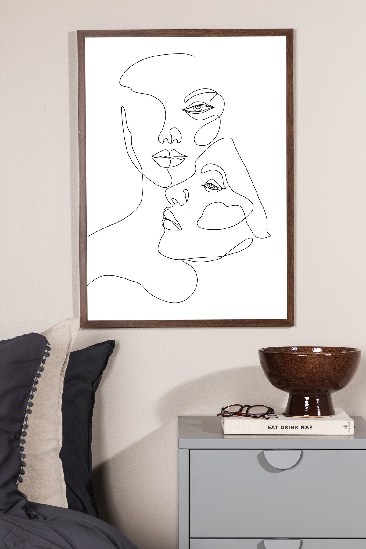 Faces Poster in Weiß präsentiert im Onlineshop von KAQTU Design AG. Bild ist von Venture Home