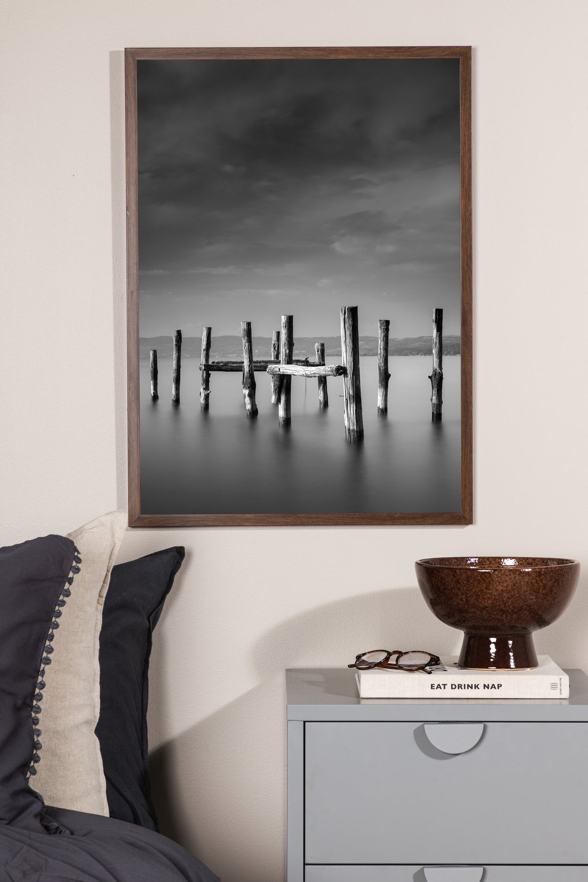Ozean Poster in Grau präsentiert im Onlineshop von KAQTU Design AG. Bild ist von Venture Home
