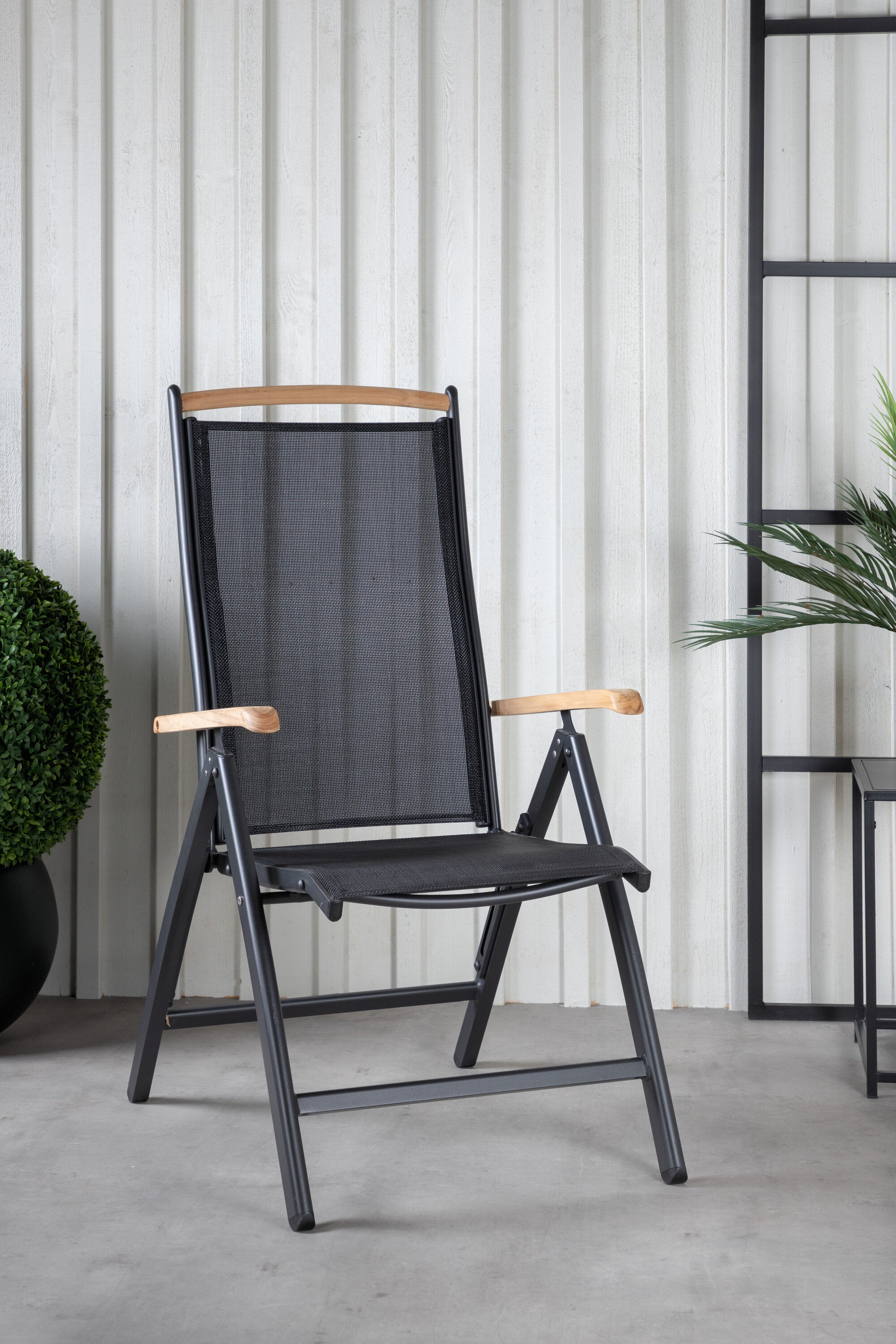 Panama Gartenstuhl in Schwarz präsentiert im Onlineshop von KAQTU Design AG. Gartenstuhl mit Armlehnen ist von Venture Home