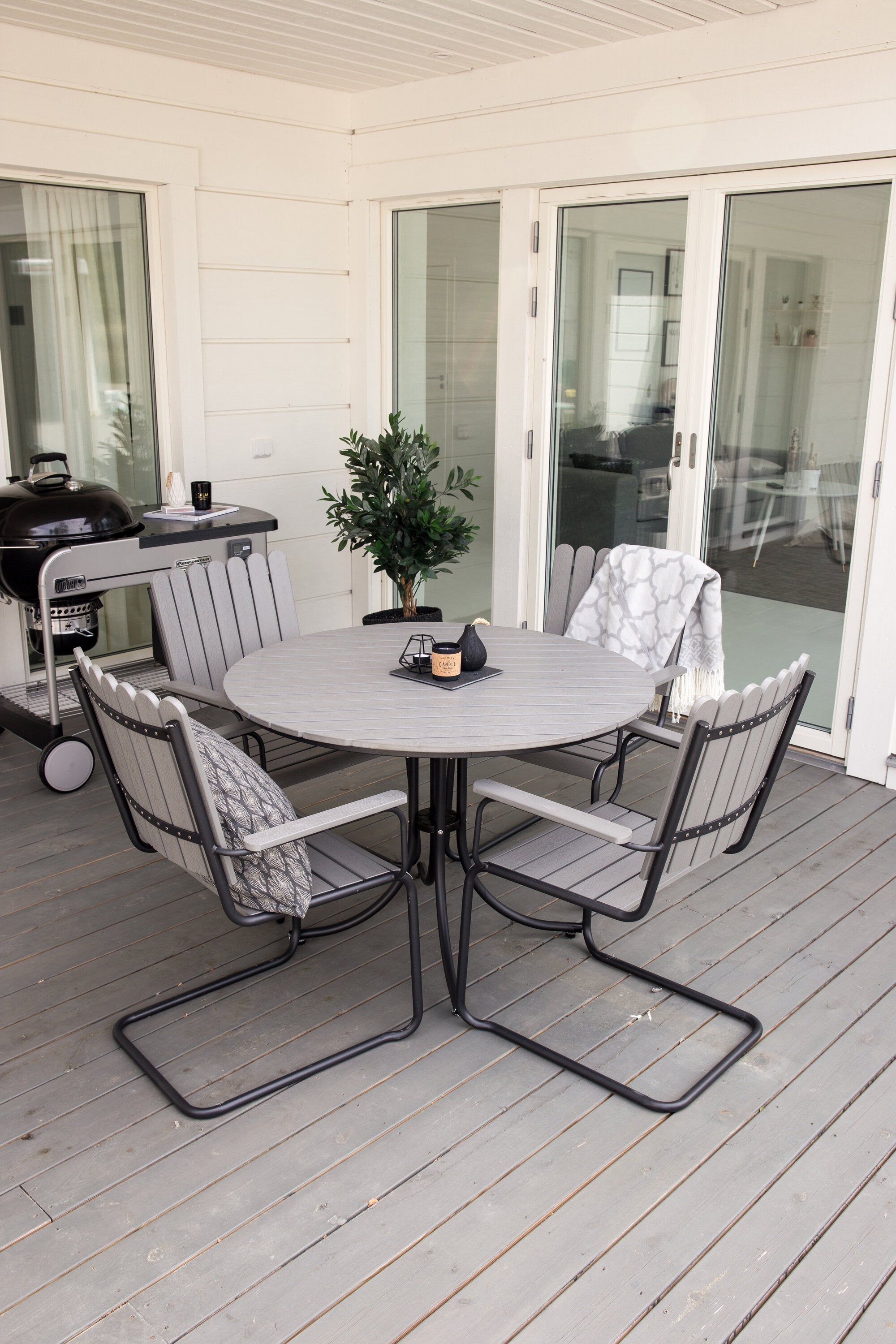 Holmsund Outdoor-Tischset ⌀103cm/4St. in Grau / Schwarz präsentiert im Onlineshop von KAQTU Design AG. Gartentischset ist von Venture Home