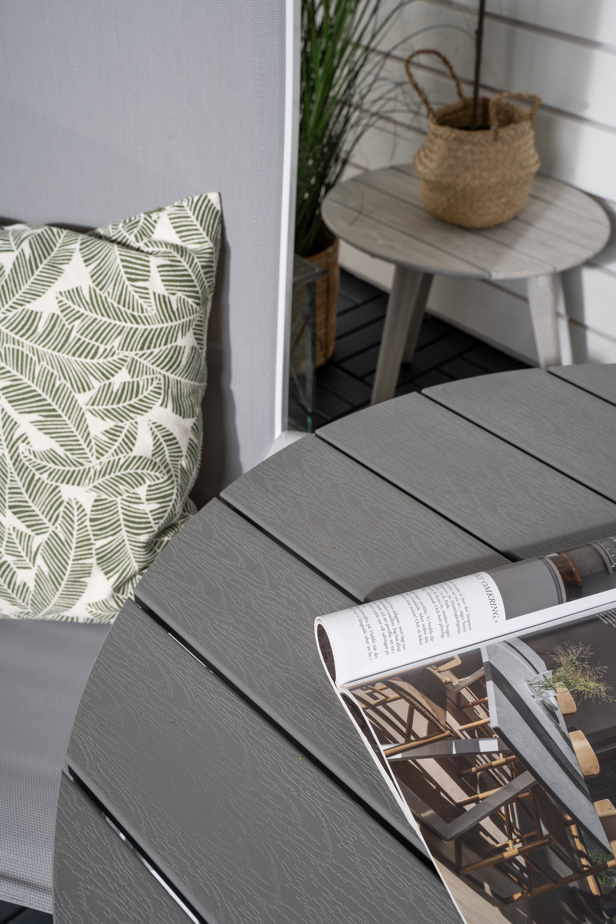 Parma Outdoor-Tischset + Copacabana Recliner ⌀90cm/2St. in Grau weiss präsentiert im Onlineshop von KAQTU Design AG. Gartentischset ist von Venture Home