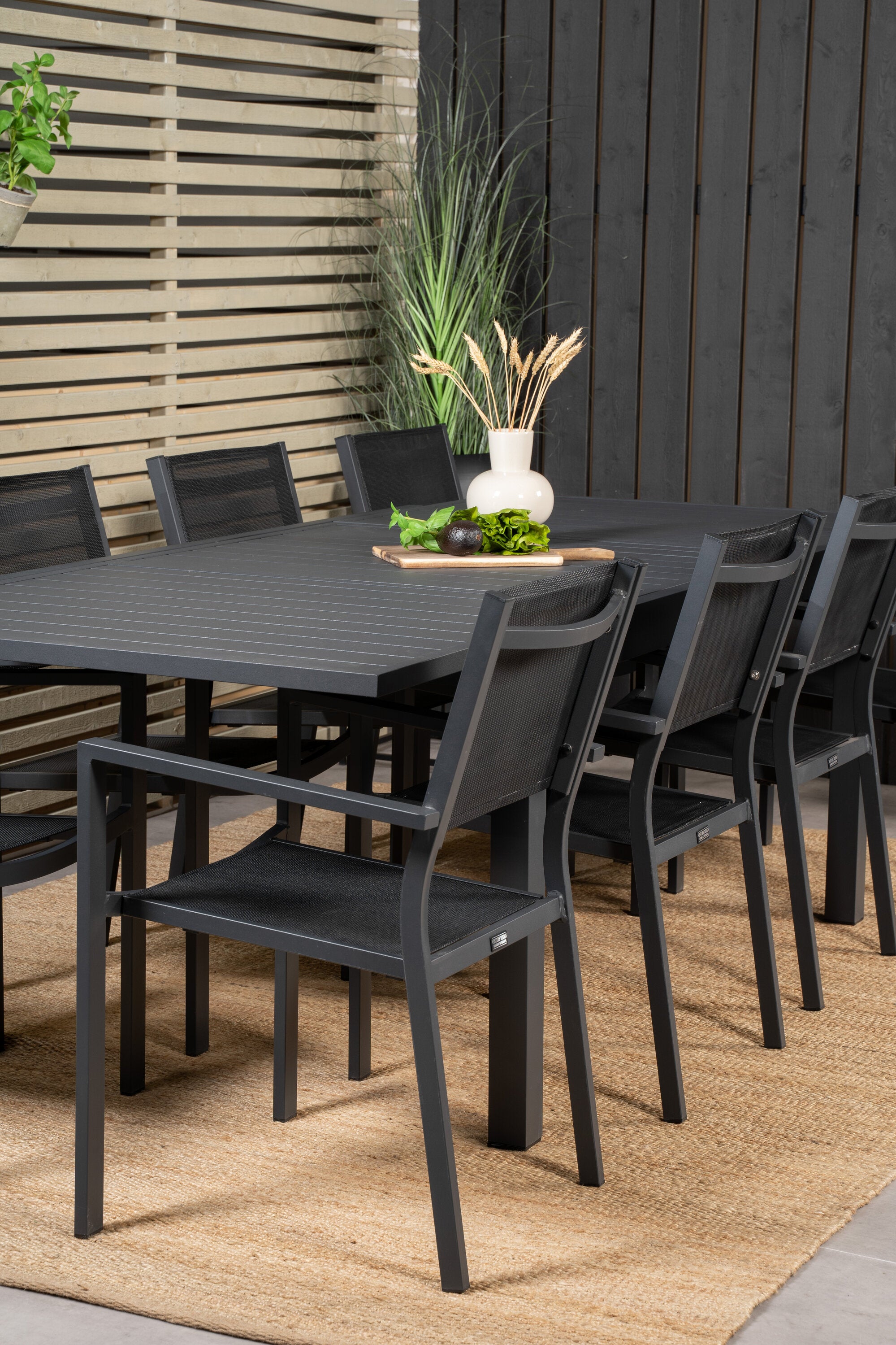 Marbella Outdoor-Tischset + Copacabana Stacking 240cm/8St. in Schwarz präsentiert im Onlineshop von KAQTU Design AG. Gartentischset ist von Venture Home