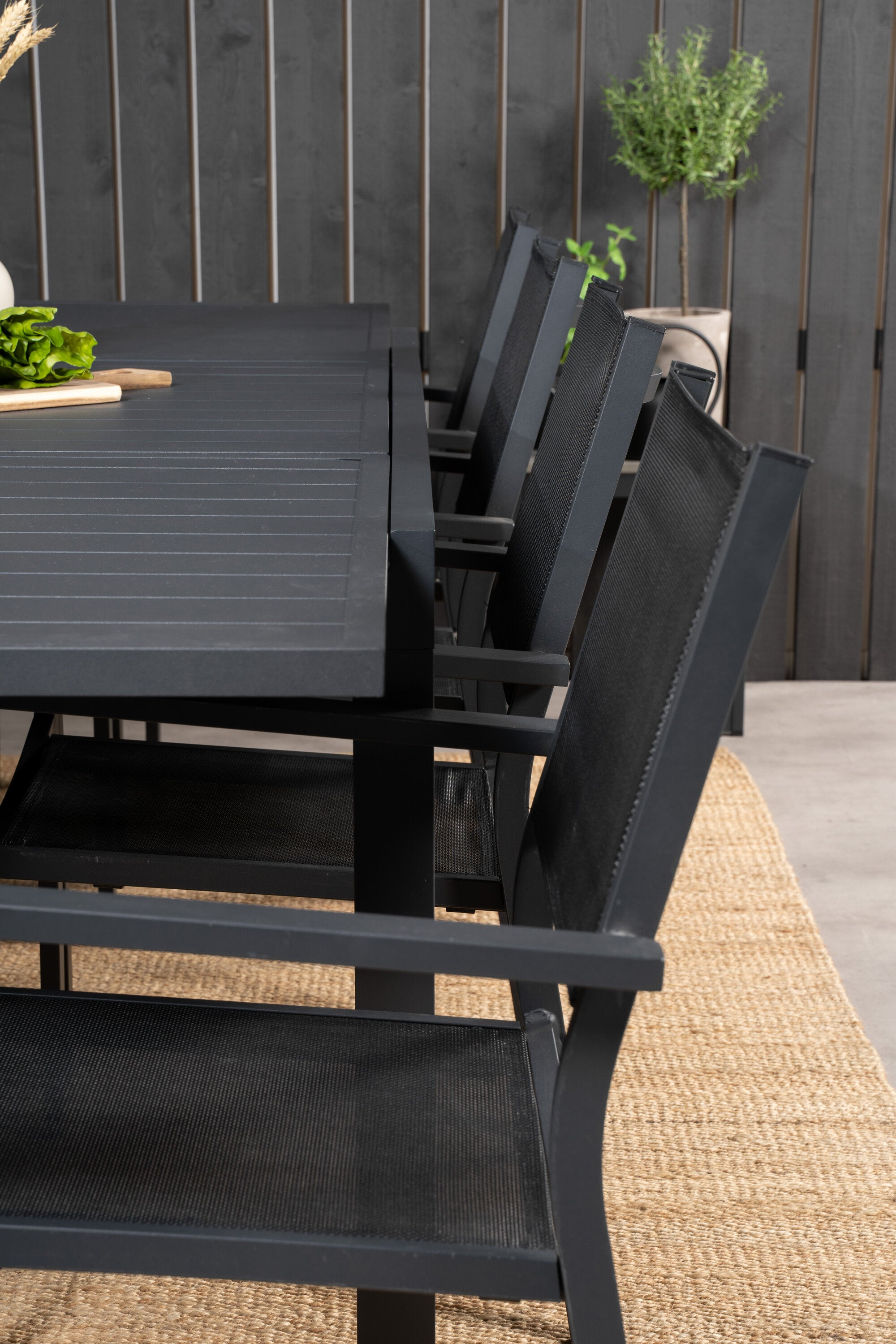 Marbella Outdoor-Tischset + Copacabana Stacking 240cm/8St. in Schwarz präsentiert im Onlineshop von KAQTU Design AG. Gartentischset ist von Venture Home