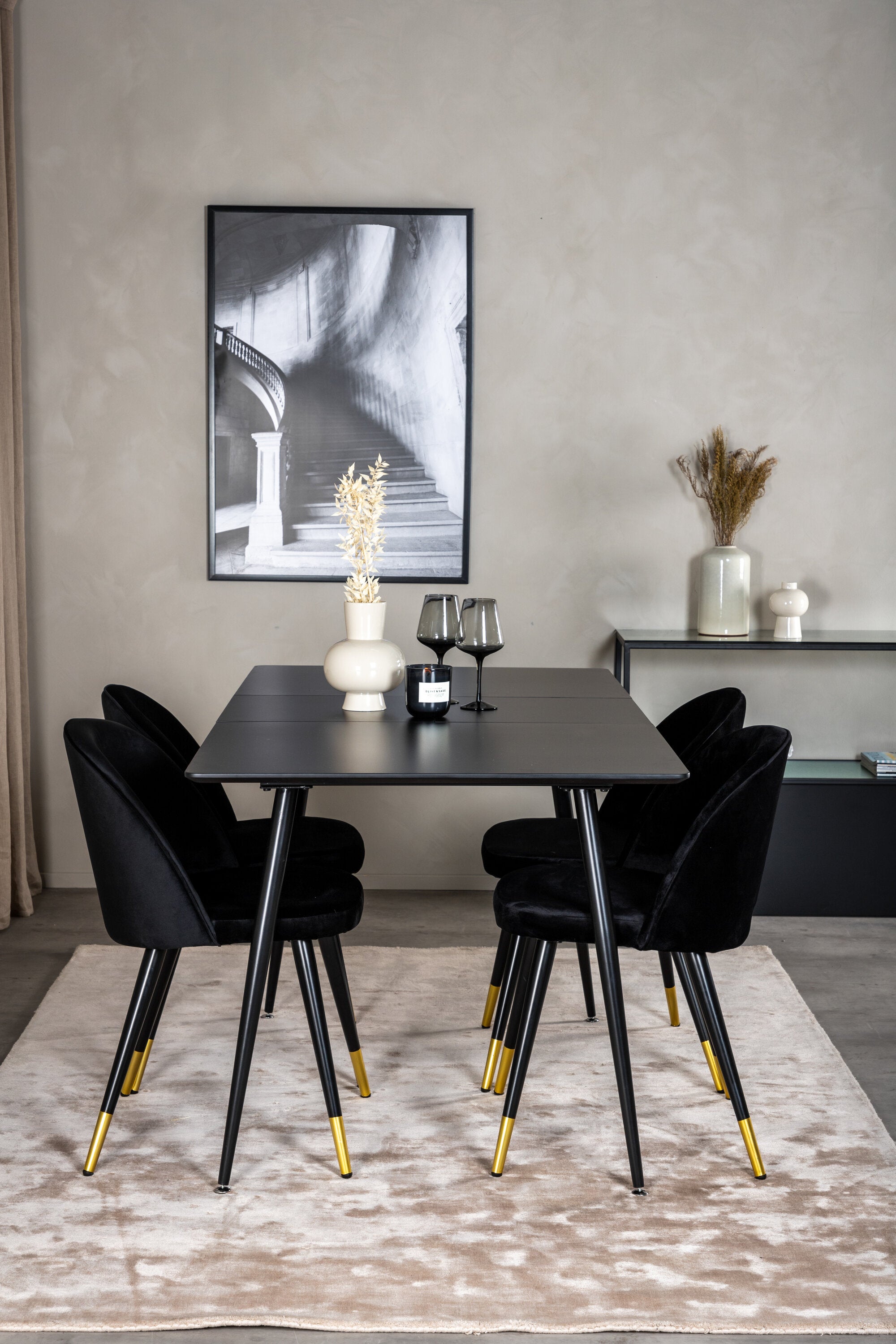 Silar Esszimmerset ausziehbar + Velvet 120cm/4St. in Schwarz / Gold präsentiert im Onlineshop von KAQTU Design AG. Esszimmerset ist von Venture Home