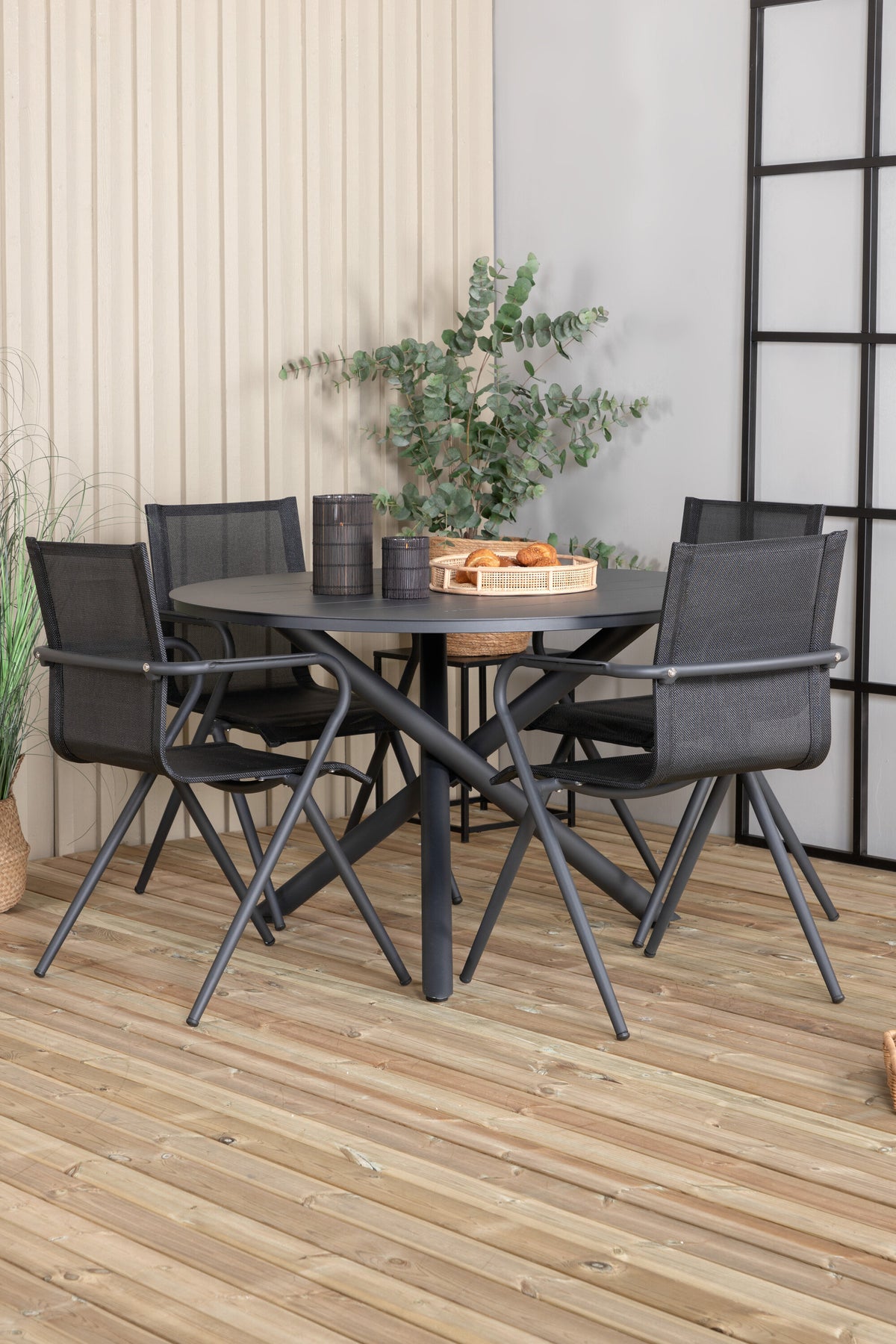 Alma Outdoor-Tischset + Alina ⌀120cm/4St. in Schwarz präsentiert im Onlineshop von KAQTU Design AG. Gartentischset ist von Venture Home
