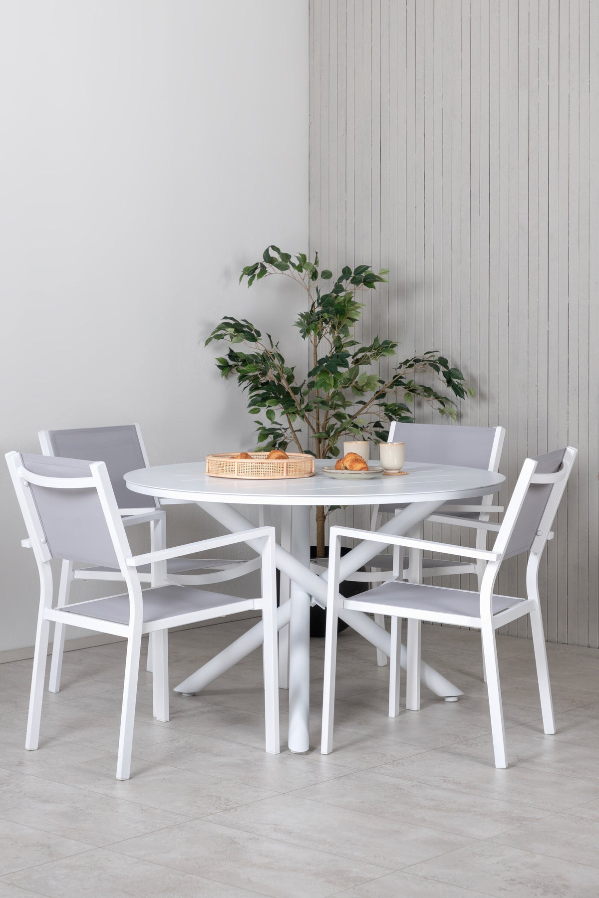 Alma Outdoor-Tischset + Copacabana ⌀120cm/4St. in Grau präsentiert im Onlineshop von KAQTU Design AG. Gartentischset ist von Venture Home