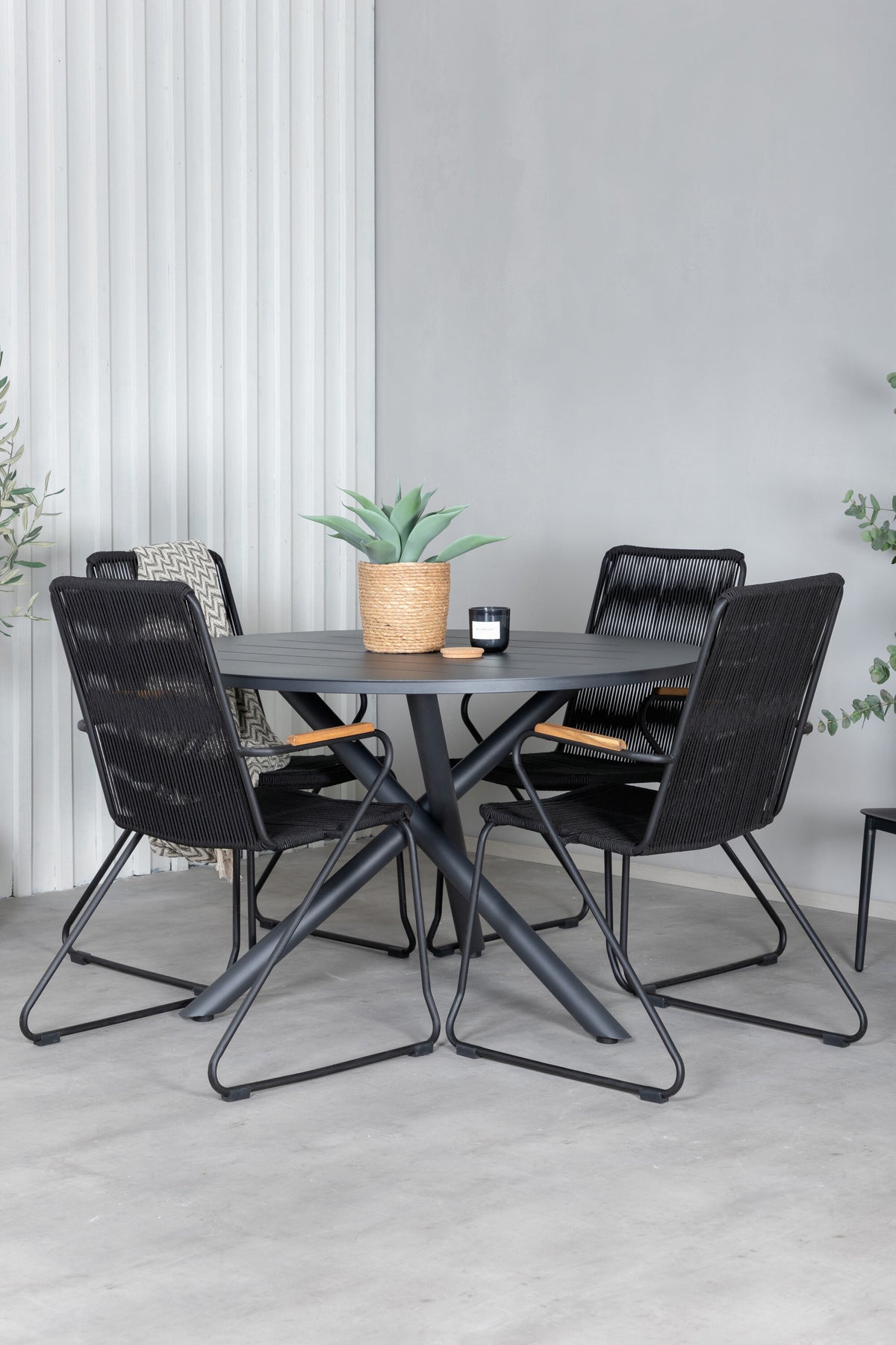 Alma Outdoor-Tischset + Bois ⌀120cm/4St. in Schwarz präsentiert im Onlineshop von KAQTU Design AG. Gartentischset ist von Venture Home
