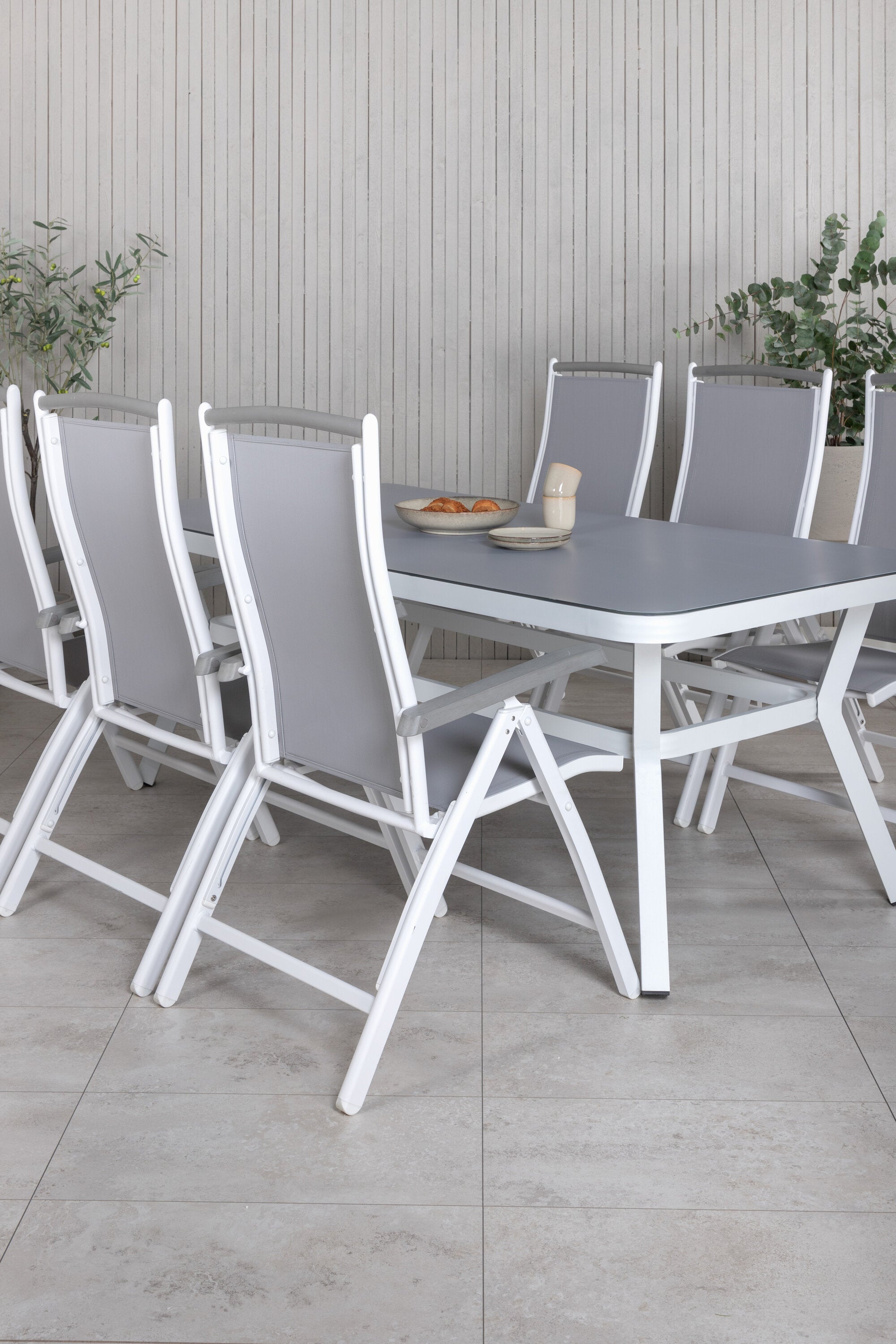 Virya Outdoor-Tischset + Albany 200cm/6St. in Grau / Weiss präsentiert im Onlineshop von KAQTU Design AG. Gartentischset ist von Venture Home