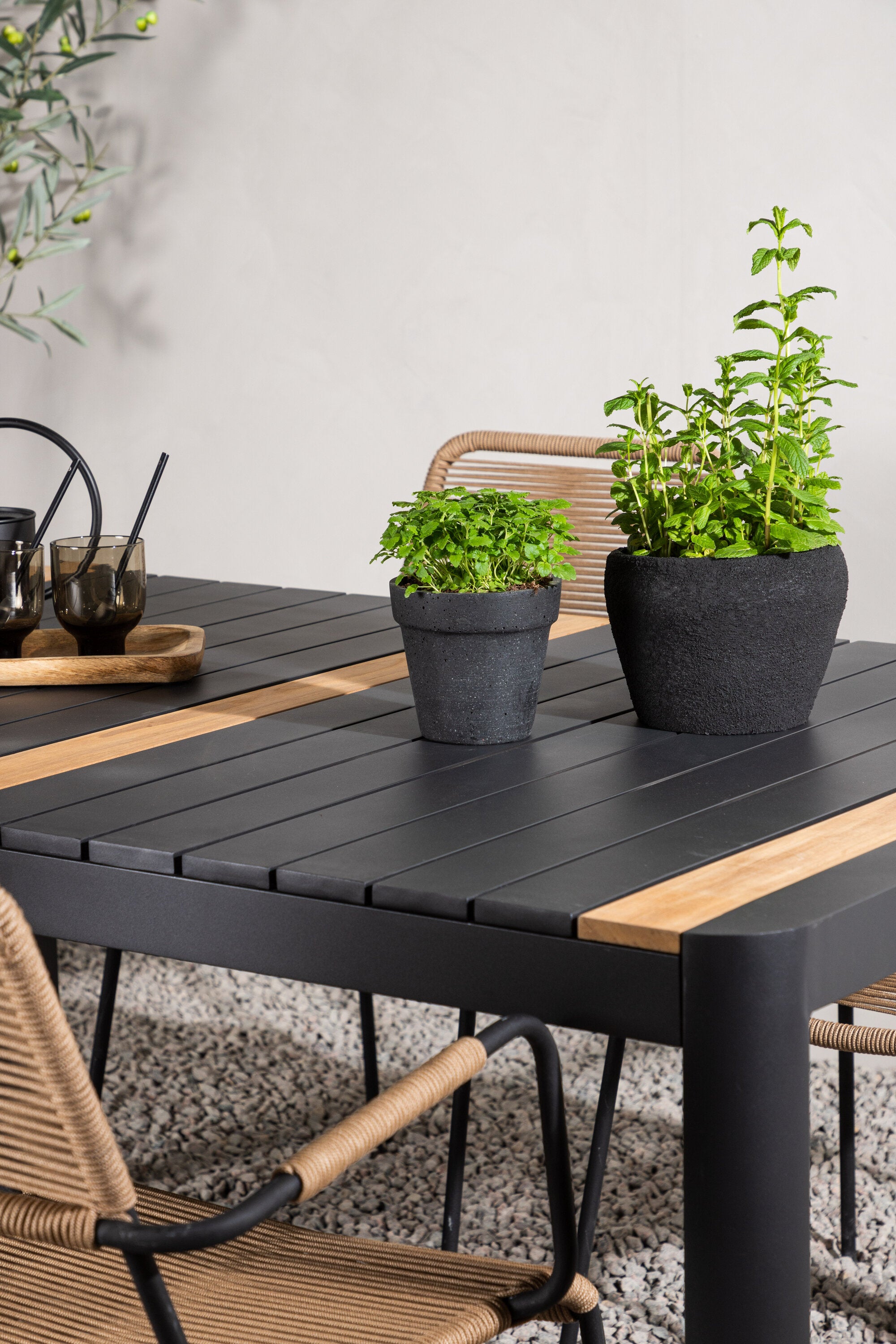 Togo Outdoor-Tischset + Lindos Armchair 150cm/4St. in Schwarz / Natur präsentiert im Onlineshop von KAQTU Design AG. Gartentischset ist von Venture Home
