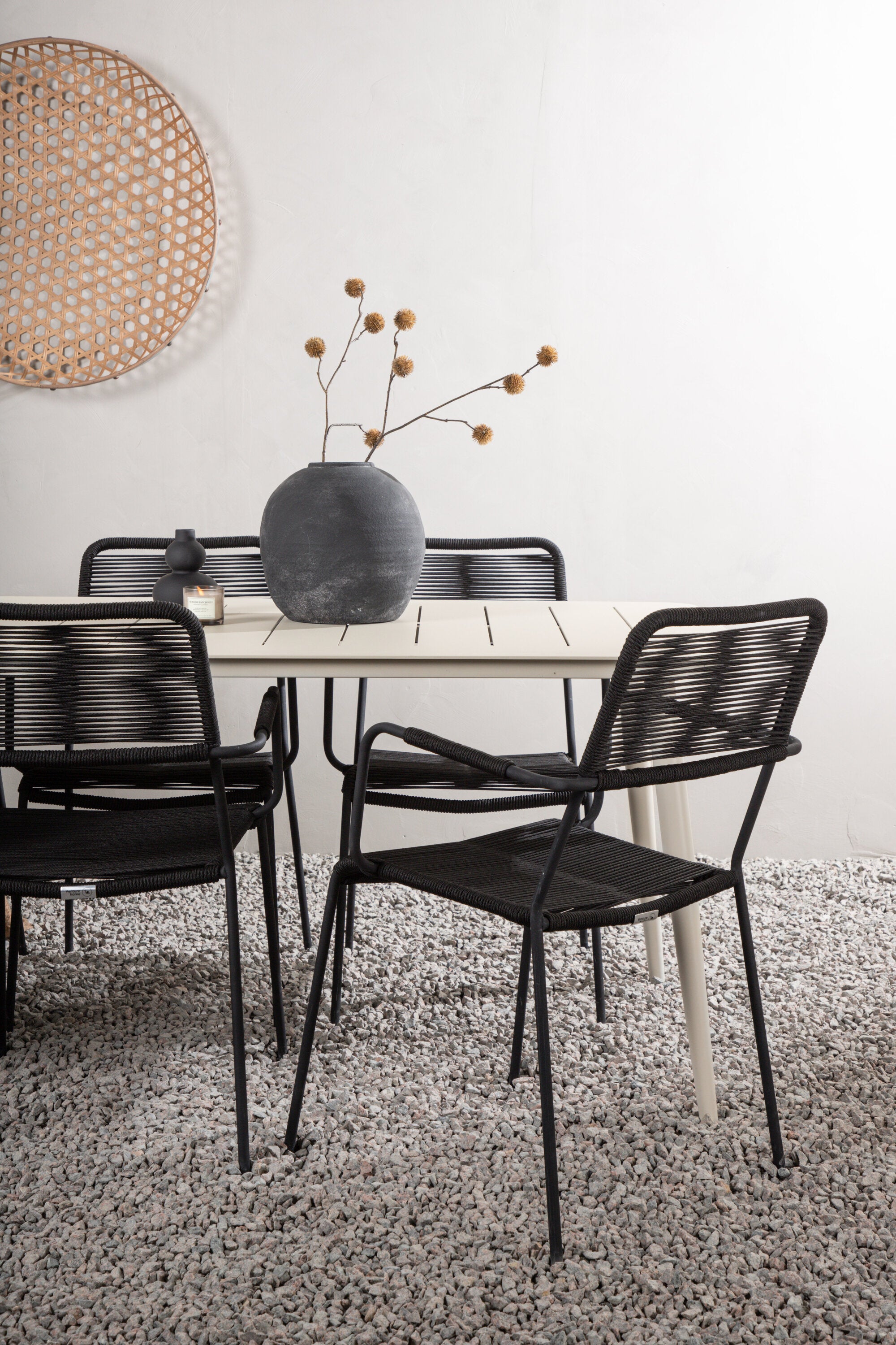 Lina Outdoor-Tischset + Lindos Armchair 200cm/6St. in Schwarz präsentiert im Onlineshop von KAQTU Design AG. Gartentischset ist von Venture Home