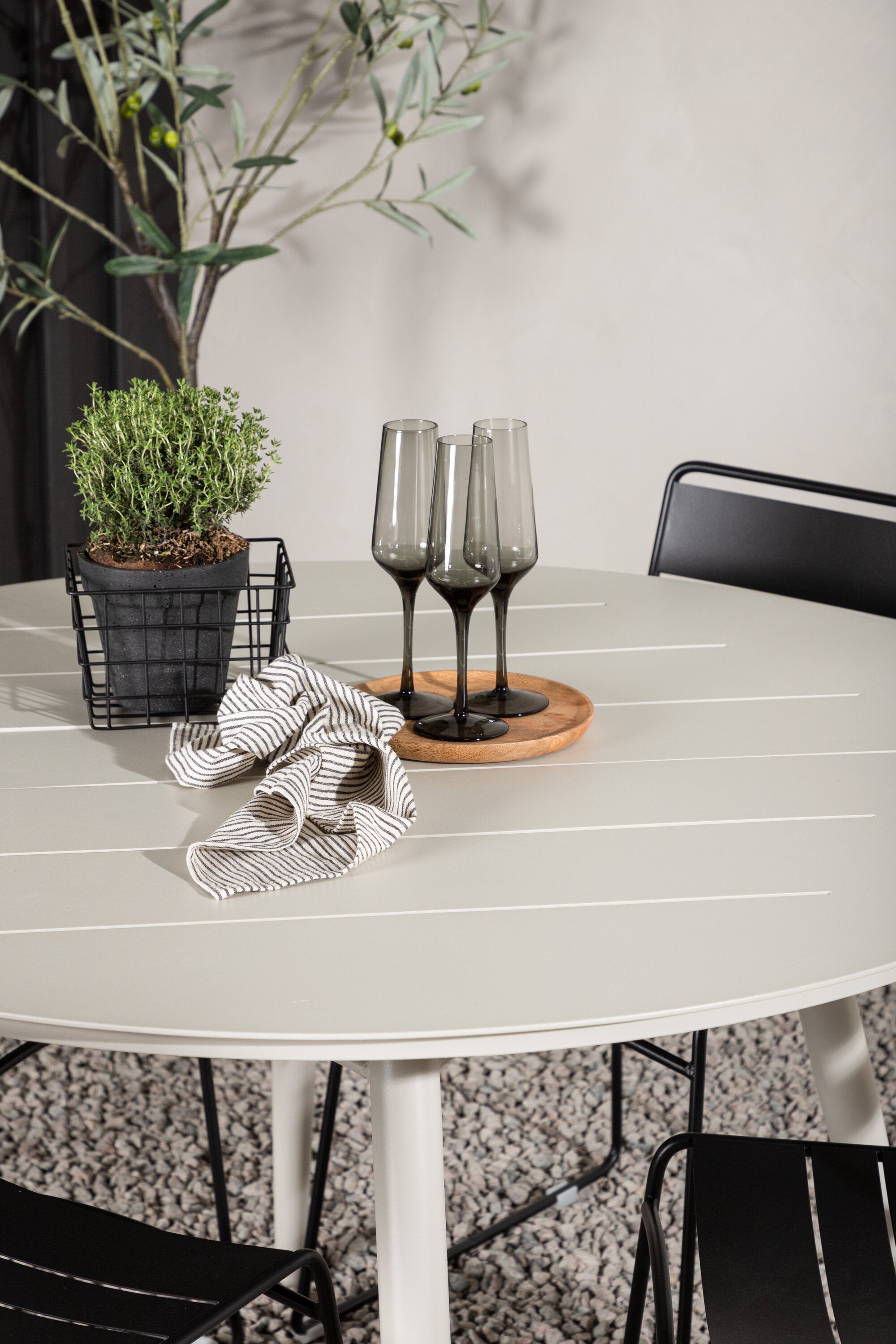 Lina Outdoor-Tischset ⌀120cm/4St. in Schwarz präsentiert im Onlineshop von KAQTU Design AG. Gartentischset ist von Venture Home