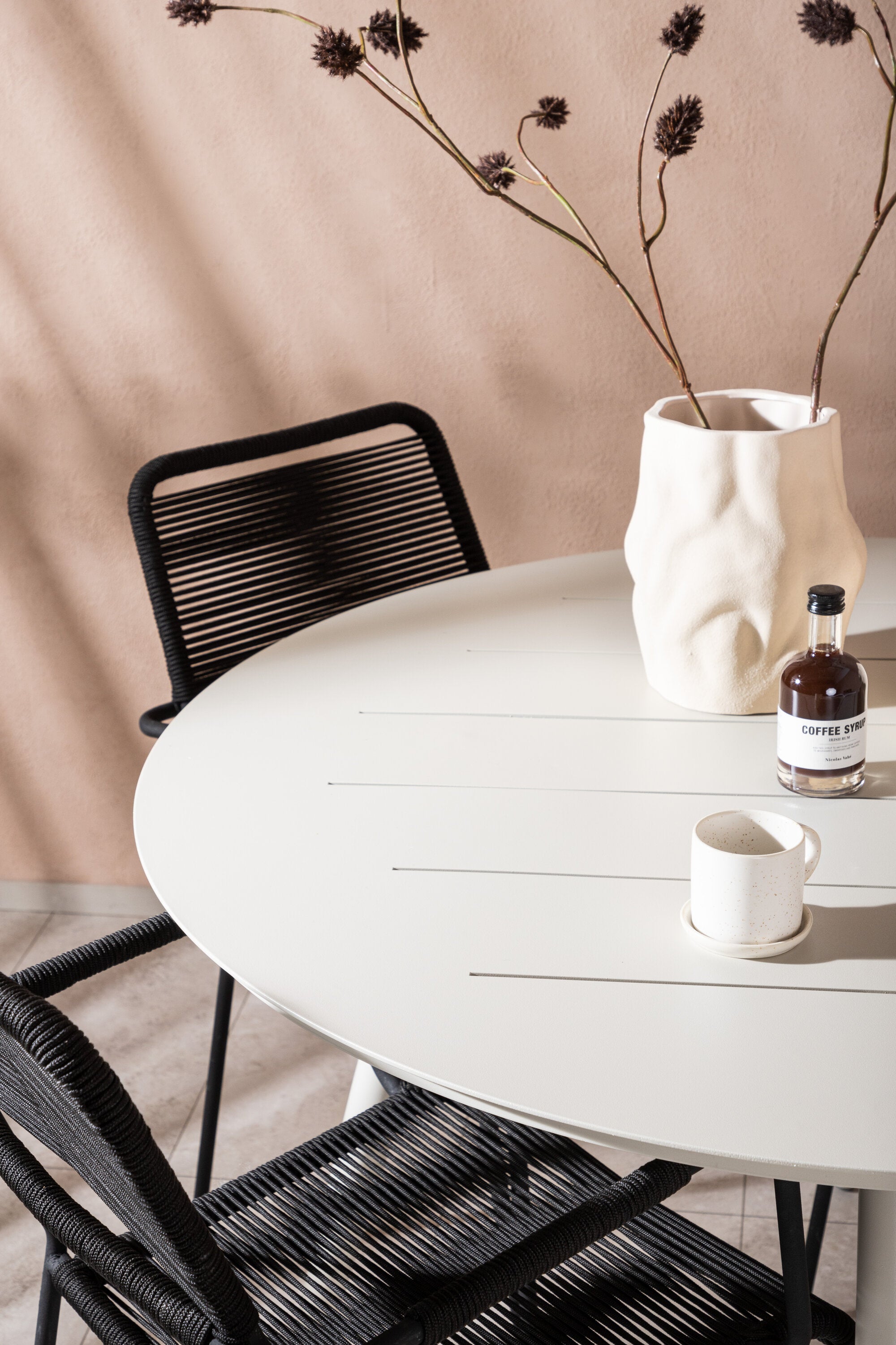Lina Outdoor-Tischset + Lindos Armchair ⌀120cm/4St. in Schwarz präsentiert im Onlineshop von KAQTU Design AG. Gartentischset ist von Venture Home