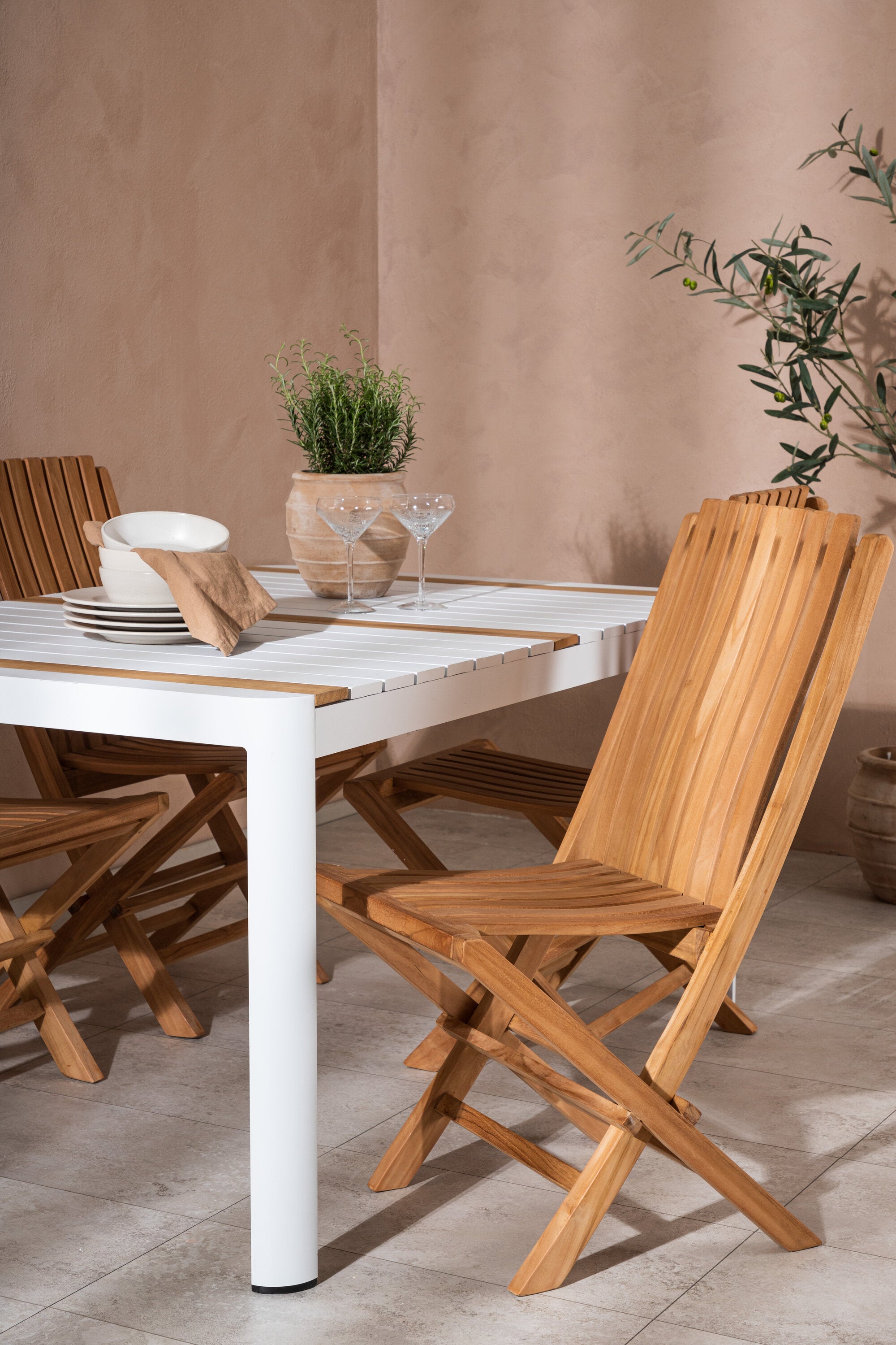 Togo Outdoor-Tischset + Ghana 150cm/4St. in Weiss / Gold / Natur präsentiert im Onlineshop von KAQTU Design AG. Gartentischset ist von Venture Home