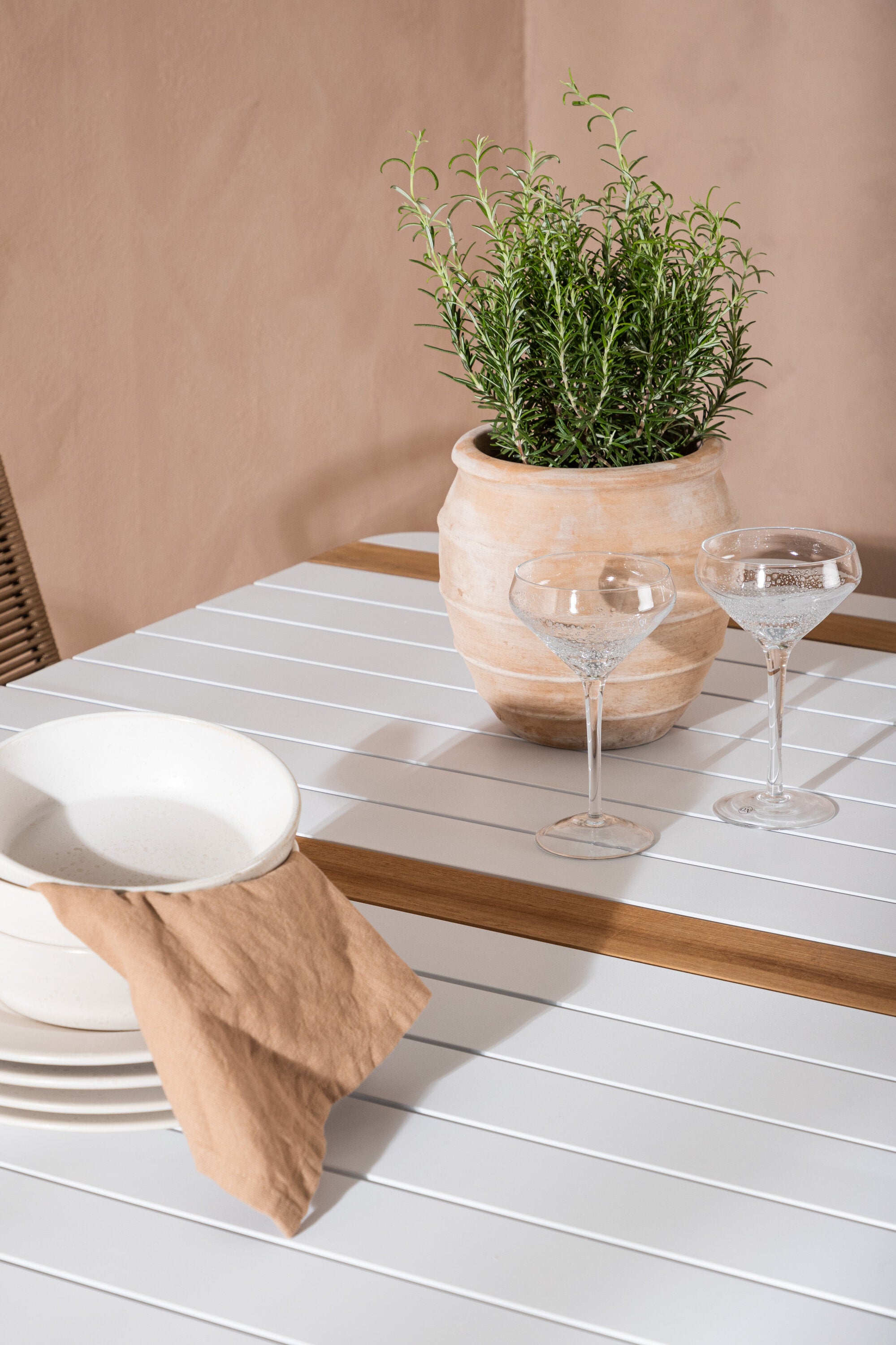 Togo Outdoor-Tischset + Lindos 150cm/4St. in Weiss / Natur präsentiert im Onlineshop von KAQTU Design AG. Gartentischset ist von Venture Home