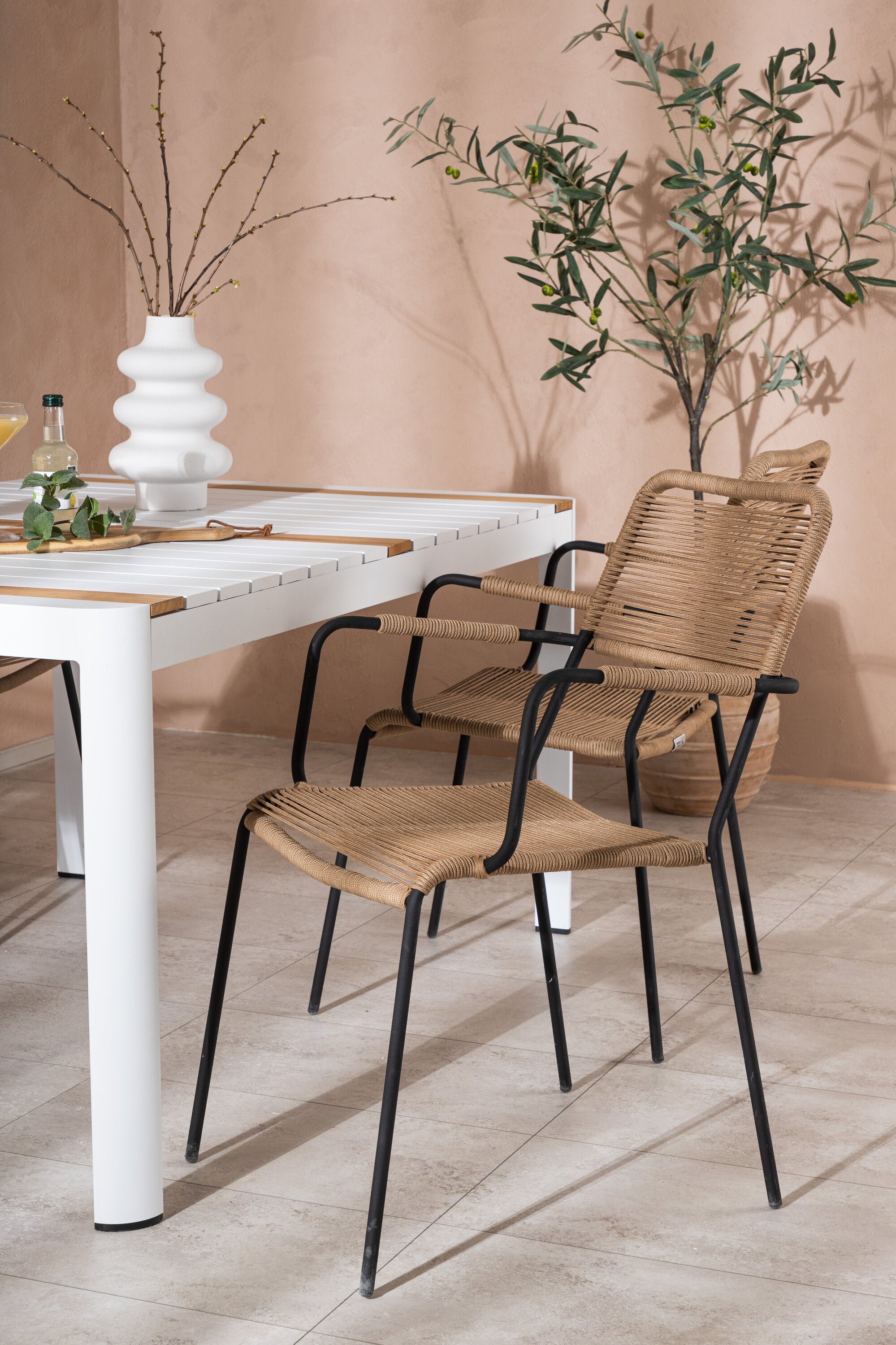 Togo Outdoor-Tischset + Lindos Armchair 150cm/4St. in Weiss / Natur präsentiert im Onlineshop von KAQTU Design AG. Gartentischset ist von Venture Home
