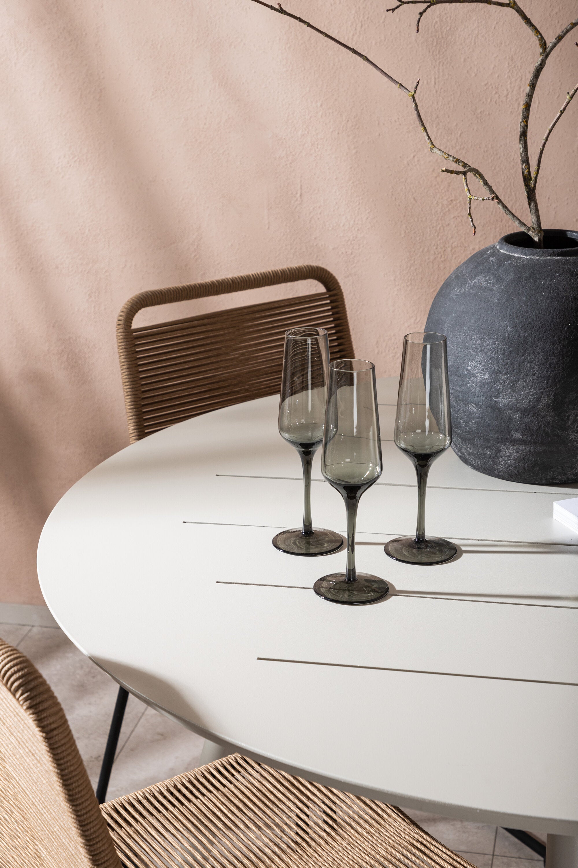 Lina Outdoor-Tischset + Lindos ⌀120cm/4St. in Schwarz Braun präsentiert im Onlineshop von KAQTU Design AG. Gartentischset ist von Venture Home