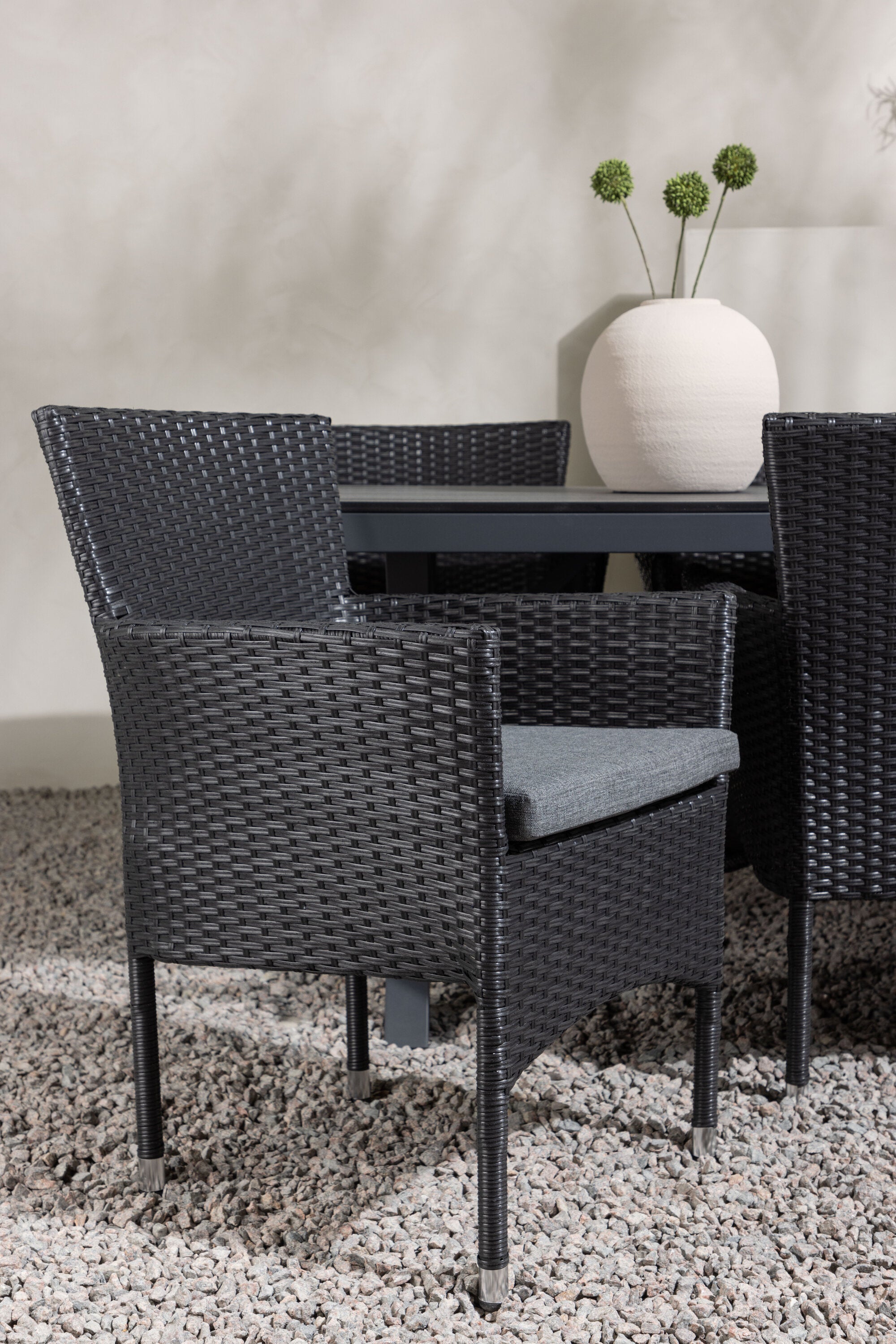 Garcia Outdoor-Tischset + Malina 200cm/6St. in Schwarz präsentiert im Onlineshop von KAQTU Design AG. Gartentischset ist von Venture Home