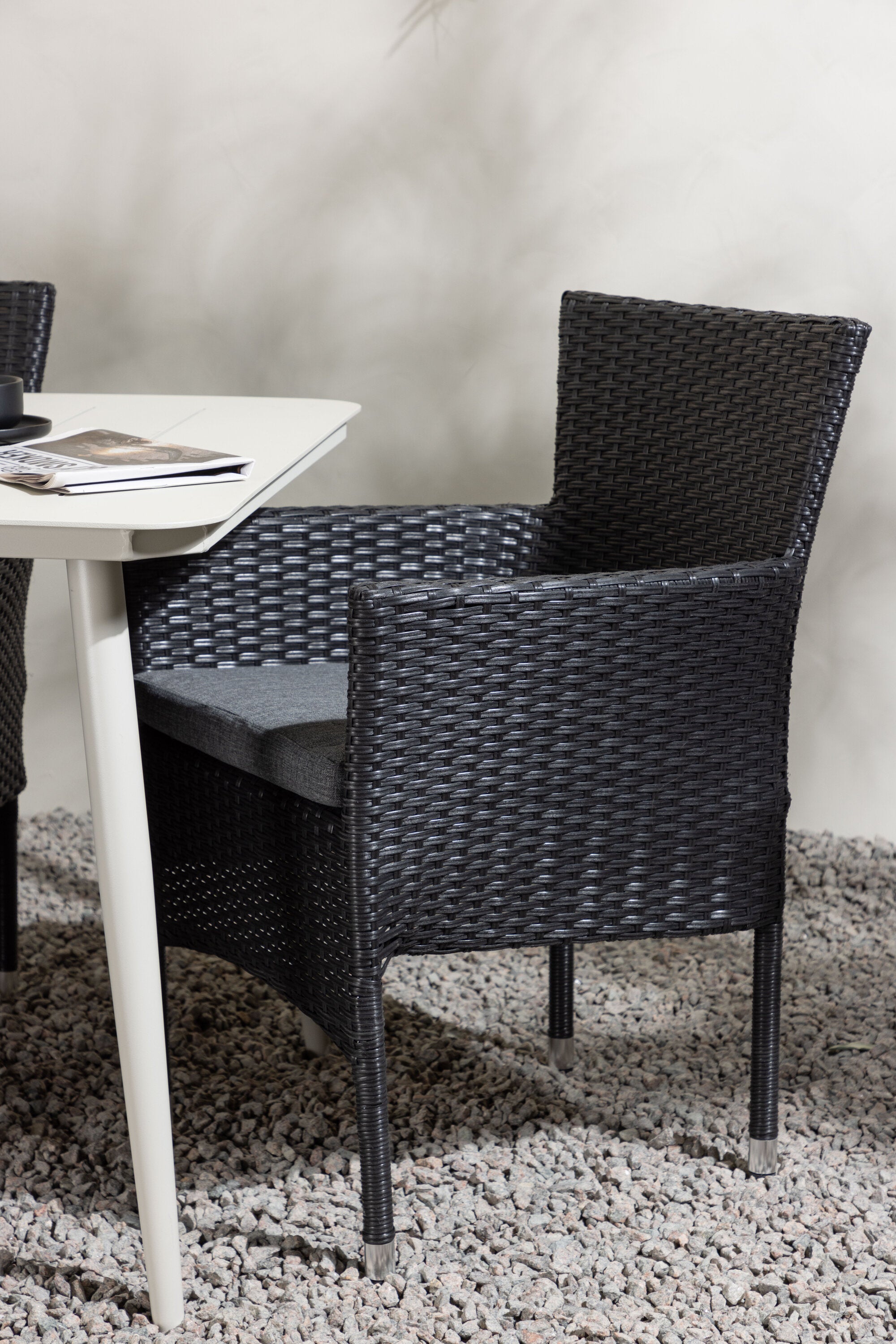 Lina Outdoor-Tischset + Malina 200cm/6St. in Beige / Schwarz präsentiert im Onlineshop von KAQTU Design AG. Gartentischset ist von Venture Home