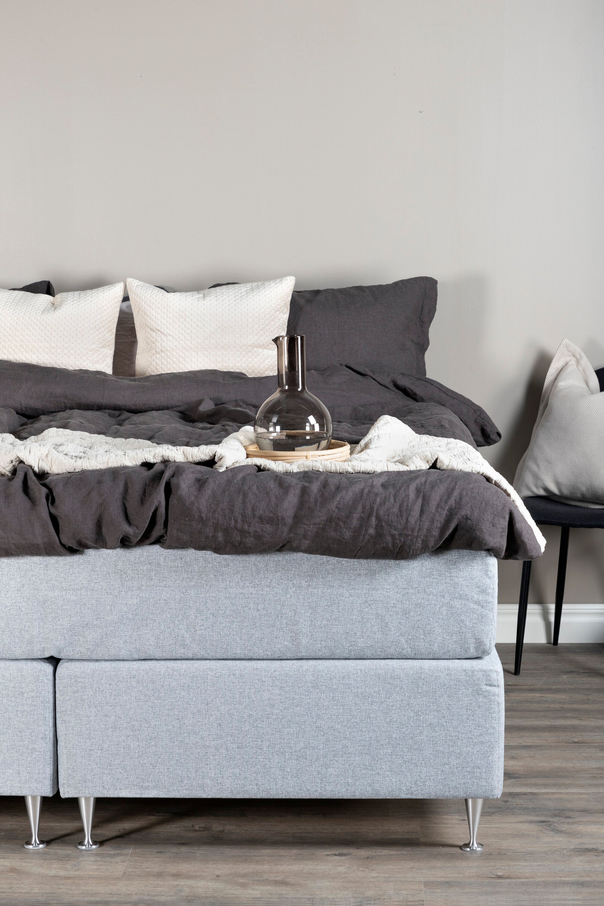 Älvdalen Bett in Grau präsentiert im Onlineshop von KAQTU Design AG. Bett ist von Venture Home