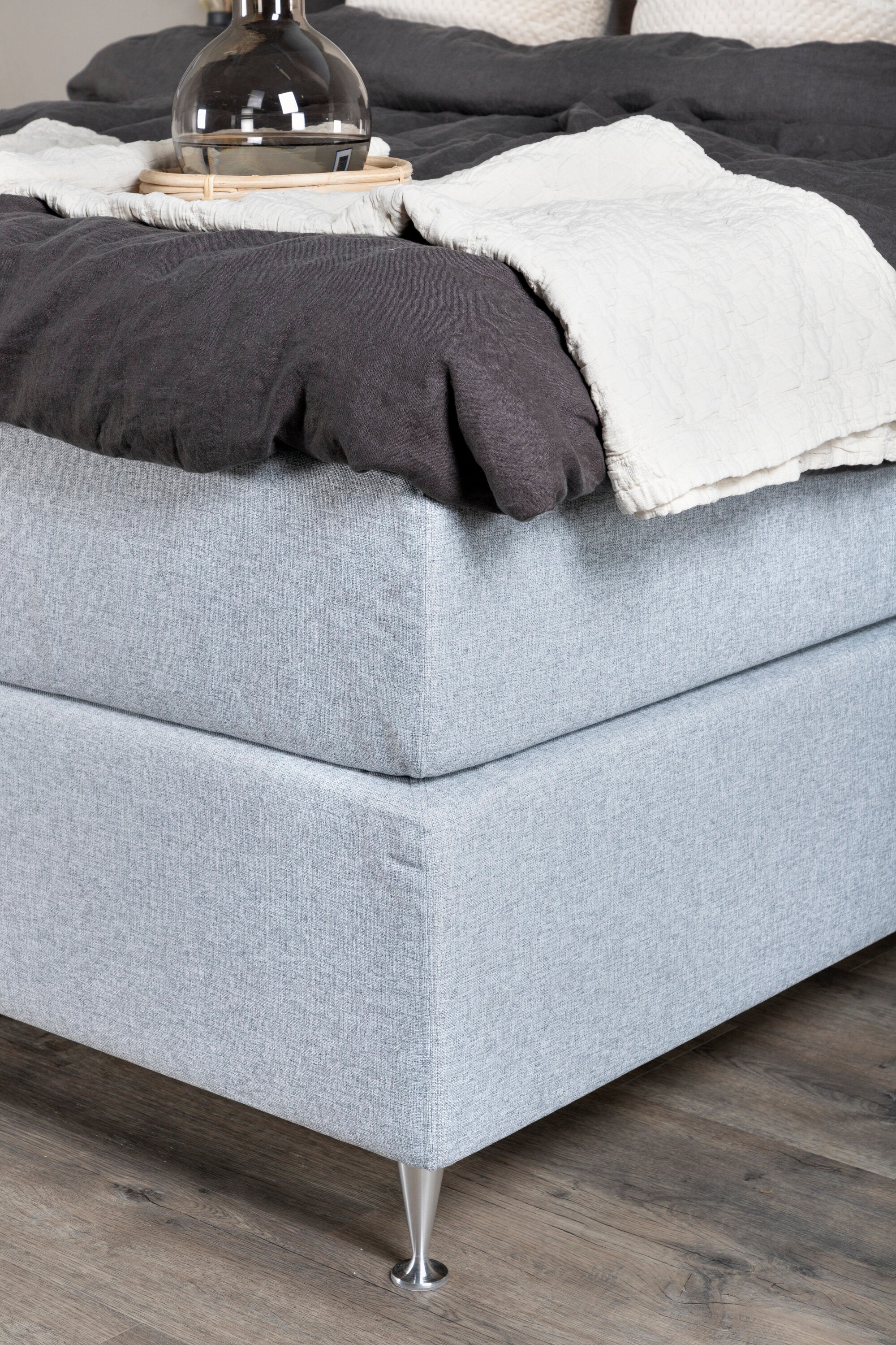Älvdalen Bett  in Mittel-Grau präsentiert im Onlineshop von KAQTU Design AG. Bett ist von Venture Home