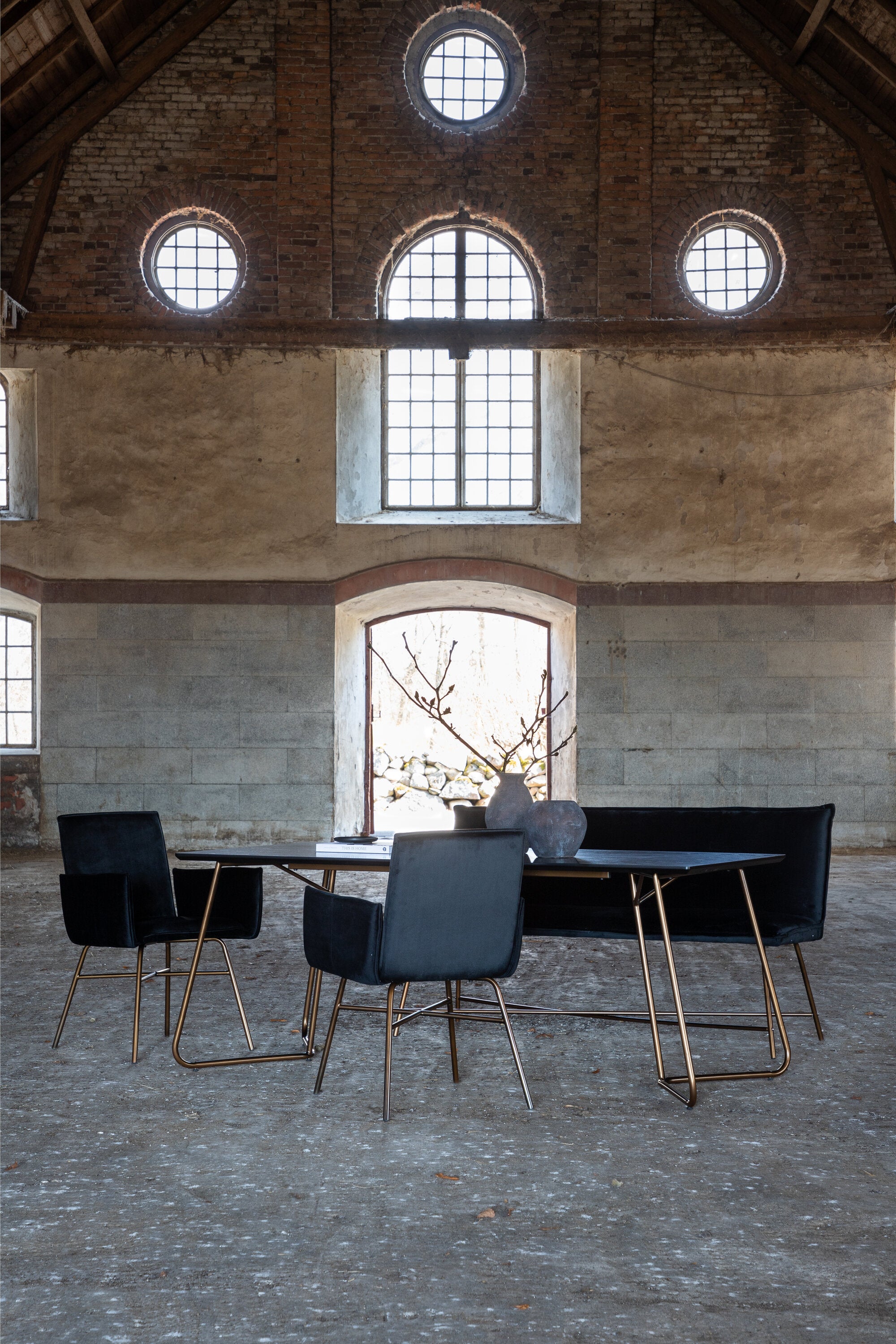 Petra Tisch in Schwarz / Kupfer präsentiert im Onlineshop von KAQTU Design AG. Esstisch ist von Venture Home
