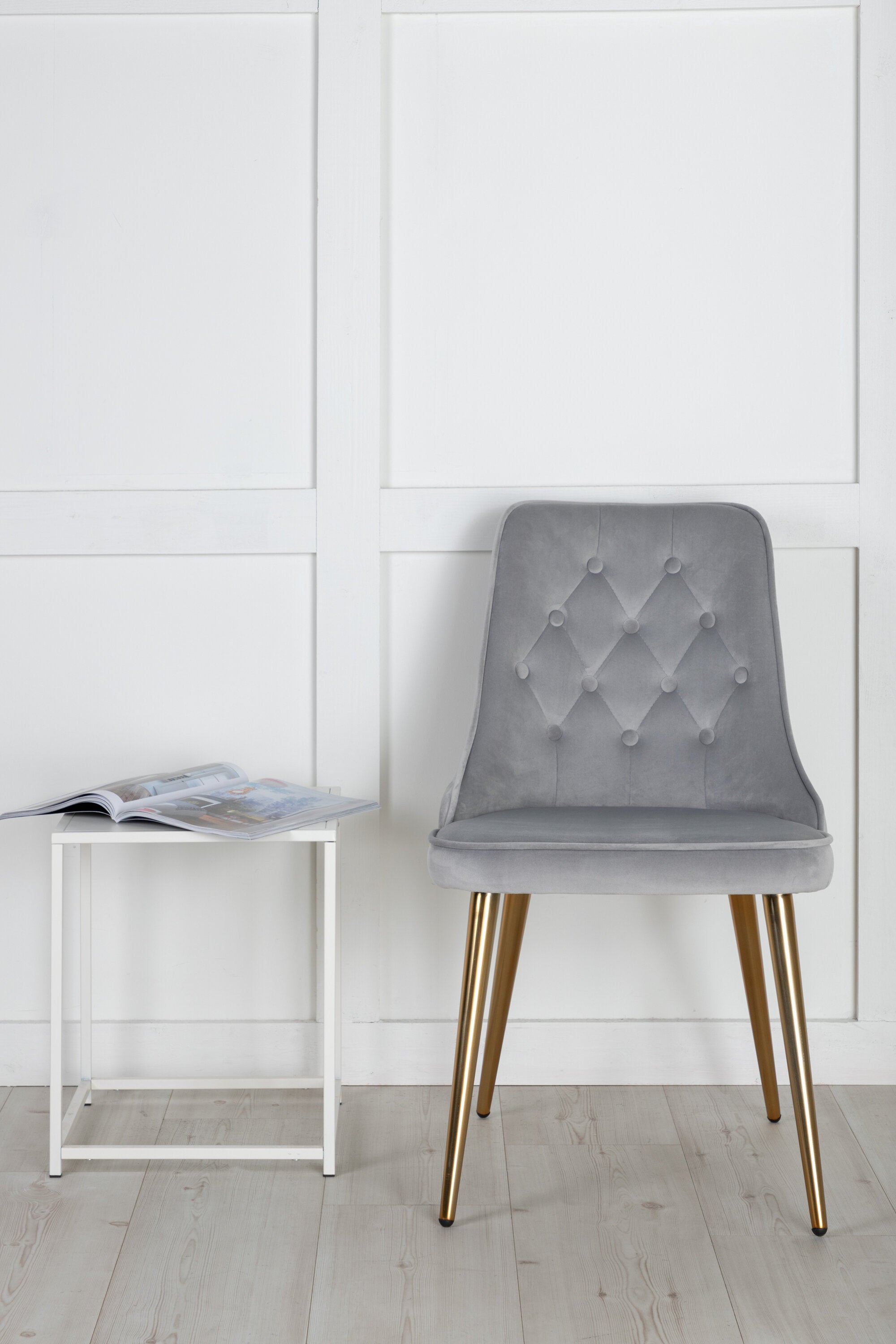 Velvet Deluxe Stuhl in Grau / Gold präsentiert im Onlineshop von KAQTU Design AG. Stuhl ist von Venture Home