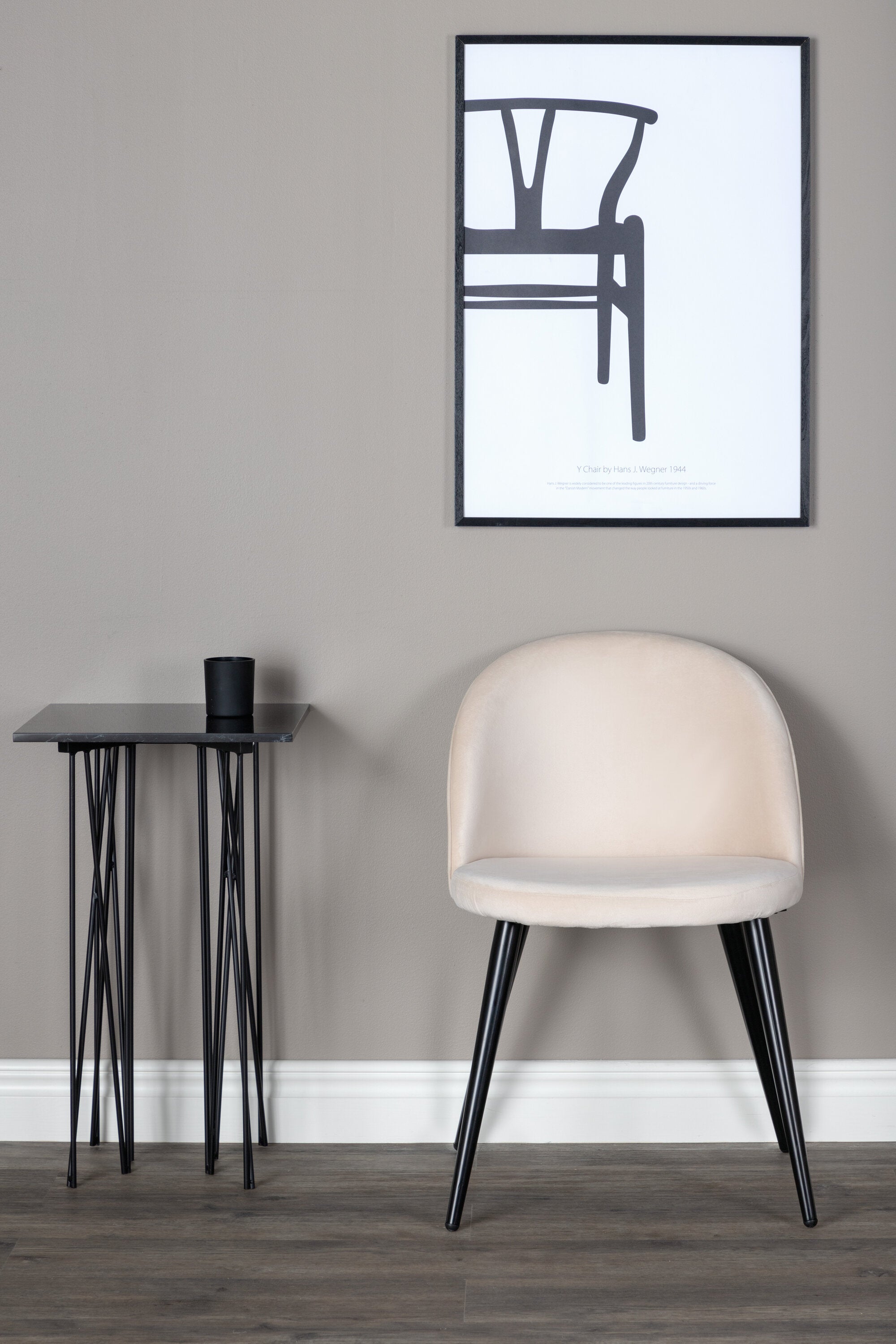 Velvet Matstol Stuhl in Beige / Schwarz präsentiert im Onlineshop von KAQTU Design AG. Schalenstuhl ist von Venture Home