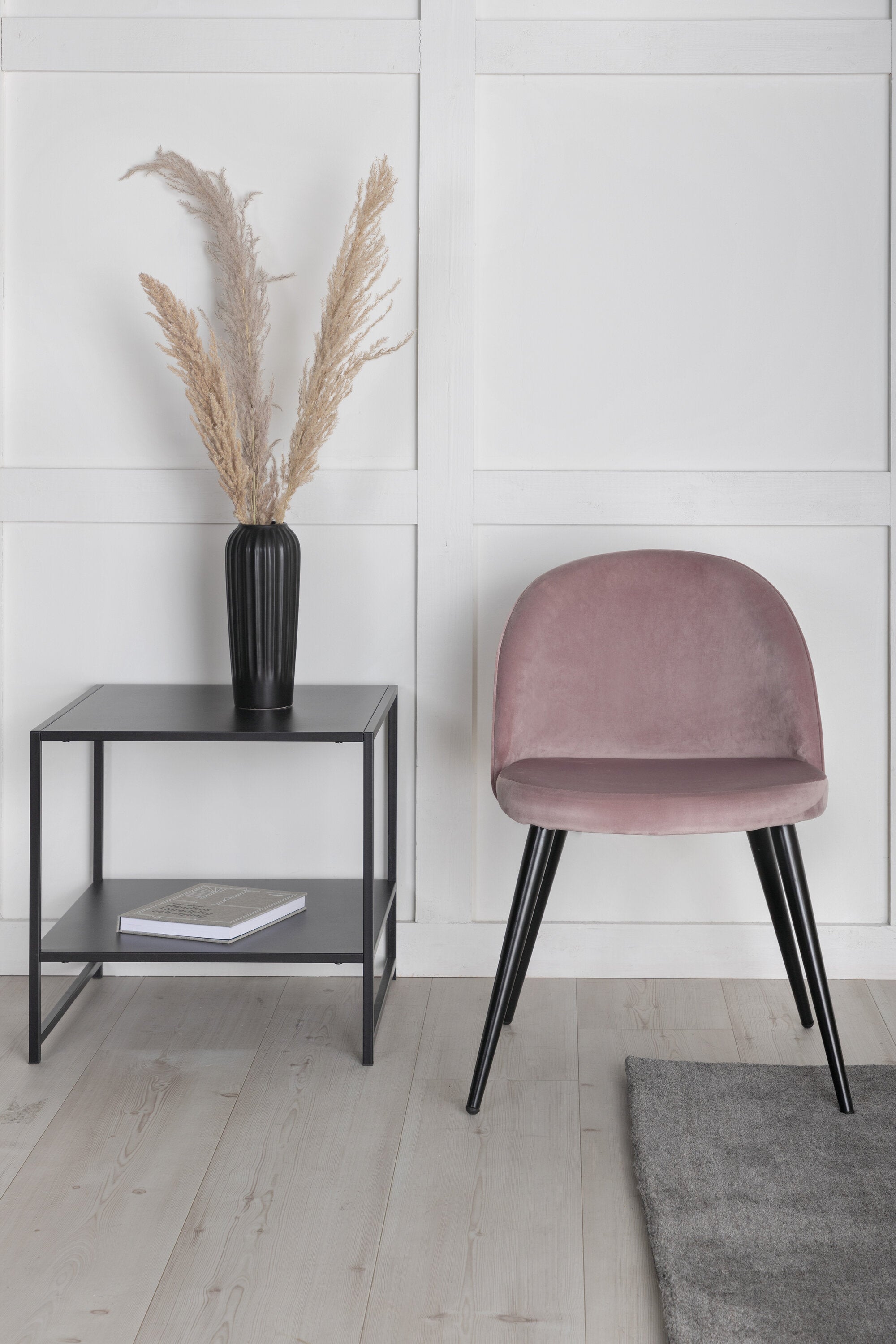 Velvet Matstol Stuhl in Altrosa / Schwarz präsentiert im Onlineshop von KAQTU Design AG. Schalenstuhl ist von Venture Home